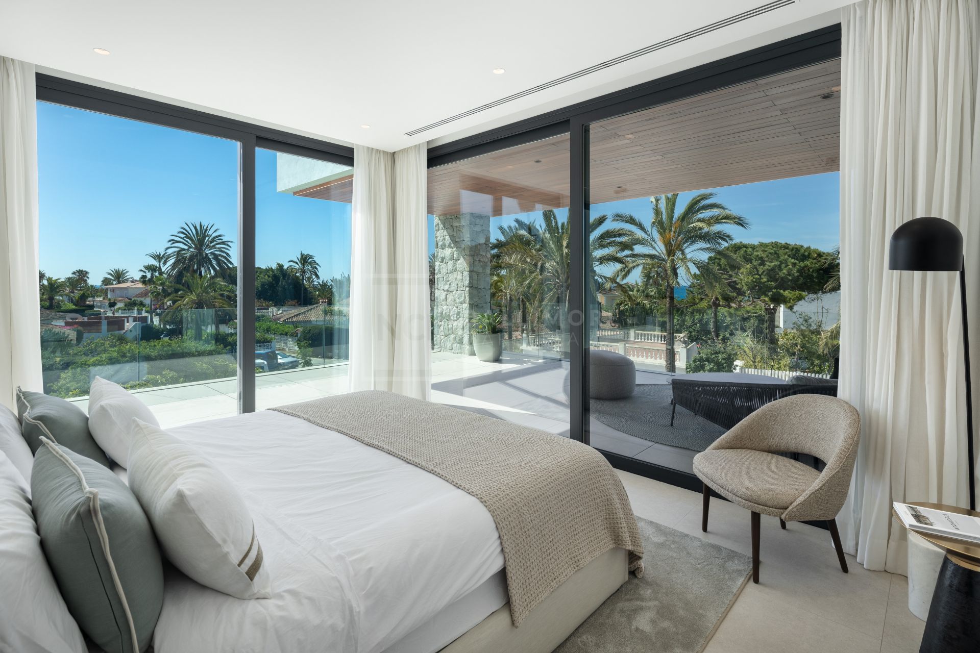 BRAND NEW LUXURY VILLA NEXT TO THE BEACH IN MARBELLA EAST