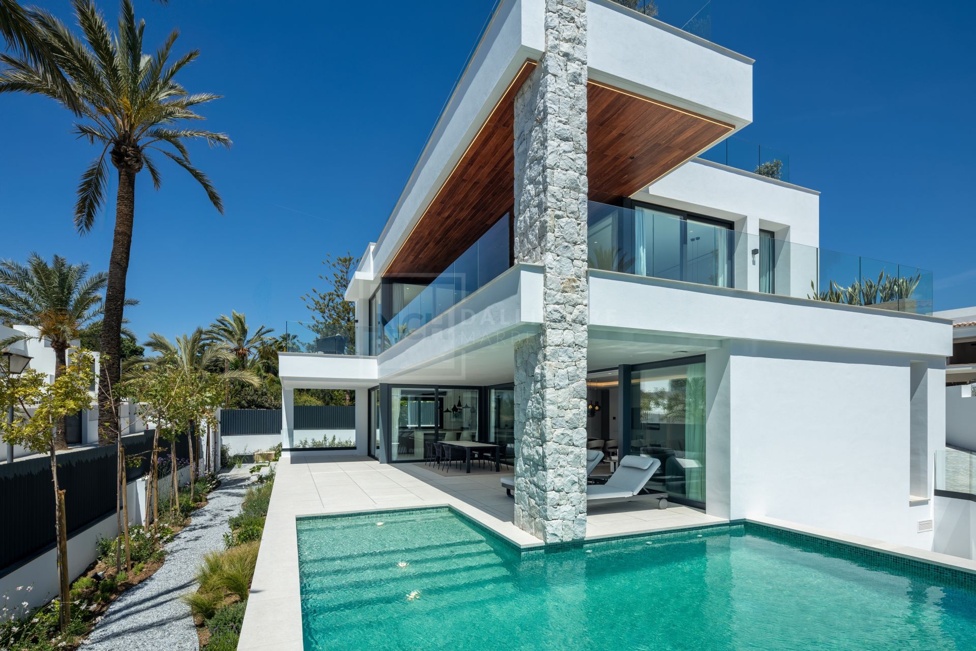 BRAND NEW LUXURY VILLA NEXT TO THE BEACH IN MARBELLA EAST