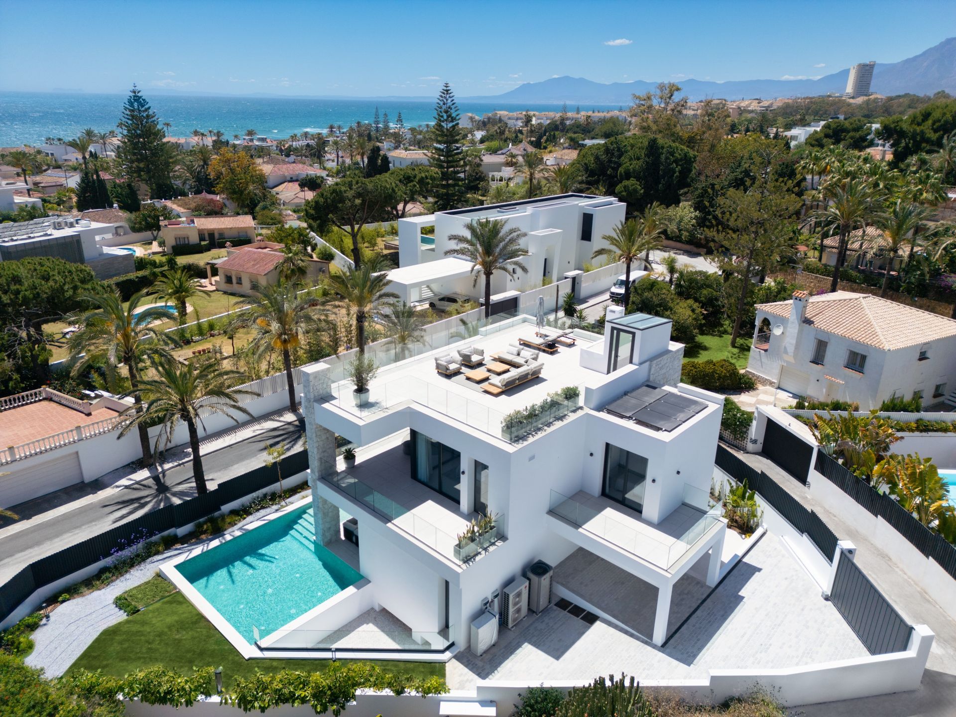 BRAND NEW LUXURY VILLA NEXT TO THE BEACH IN MARBELLA EAST