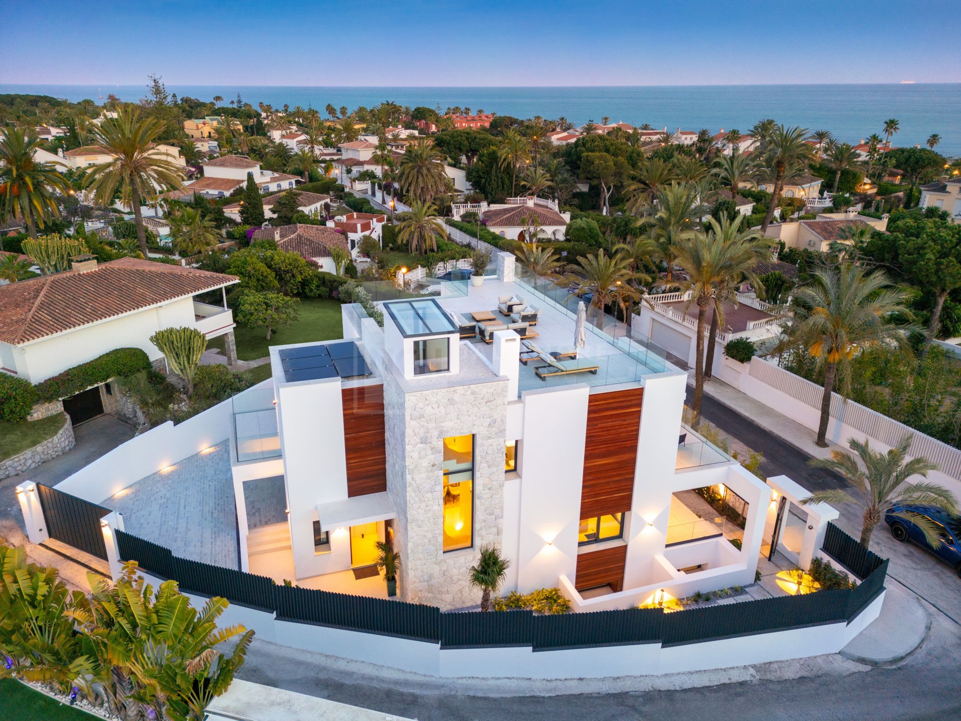 BRAND NEW LUXURY VILLA NEXT TO THE BEACH IN MARBELLA EAST