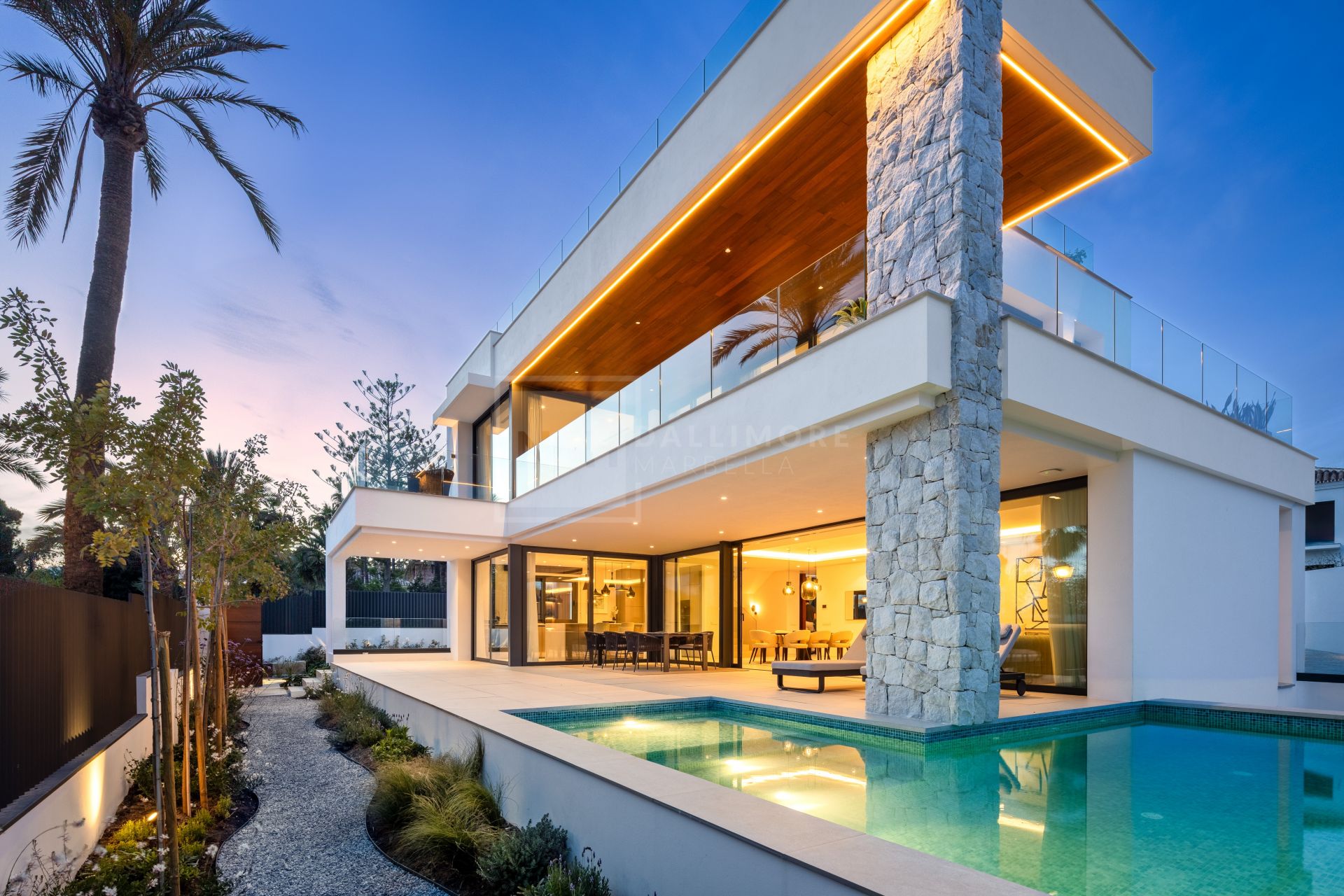 BRAND NEW LUXURY VILLA NEXT TO THE BEACH IN MARBELLA EAST