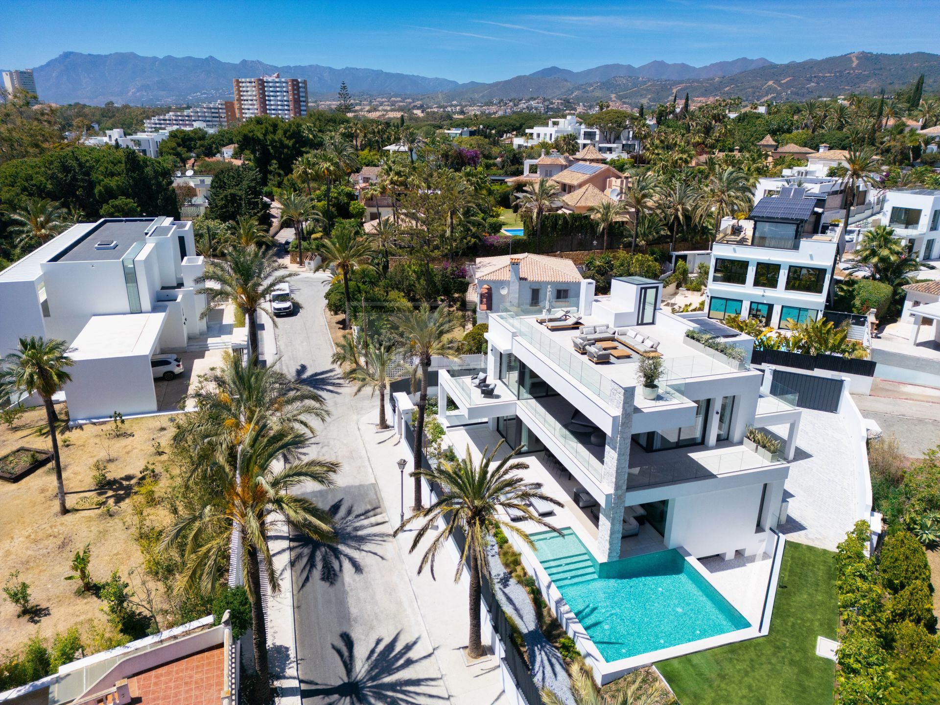 BRAND NEW LUXURY VILLA NEXT TO THE BEACH IN MARBELLA EAST