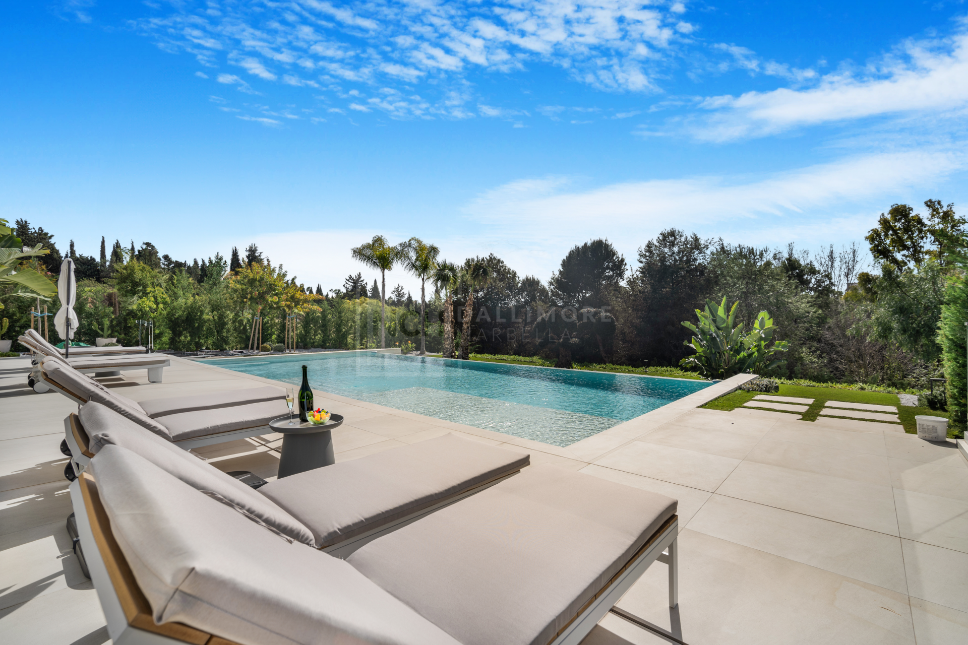 Exclusiva villa de seis dormitorios con orientación sur en la prestigiosa comunidad cerrada, Villas Del Marquez en la Milla de Oro de Marbella