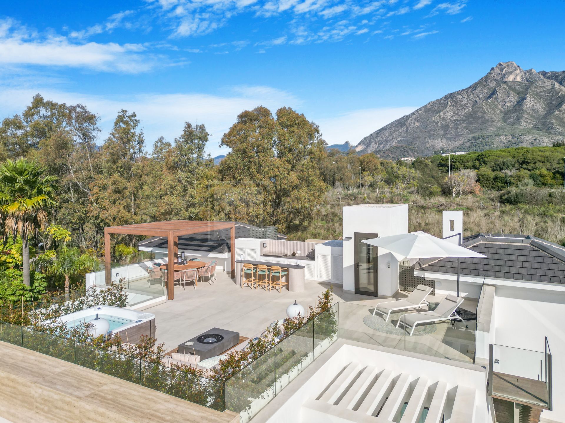 Exclusiva villa de seis dormitorios con orientación sur en la prestigiosa comunidad cerrada, Villas Del Marquez en la Milla de Oro de Marbella