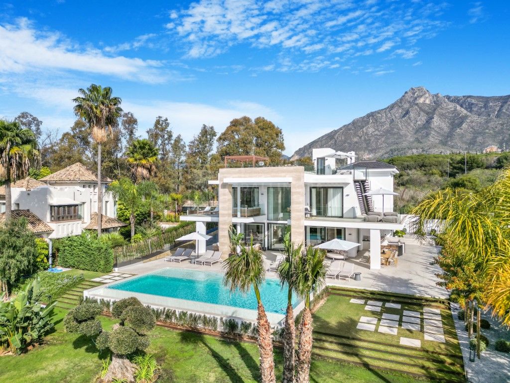 Exclusiva villa de seis dormitorios con orientación sur en la prestigiosa comunidad cerrada, Villas Del Marquez en la Milla de Oro de Marbella