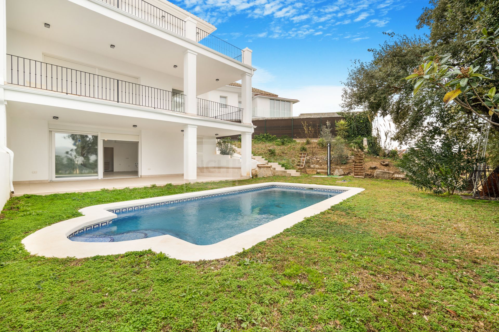 Fantástico chalet pareado de tres dormitorios en una comunidad cerrada de Monte Elviria, La Mairena