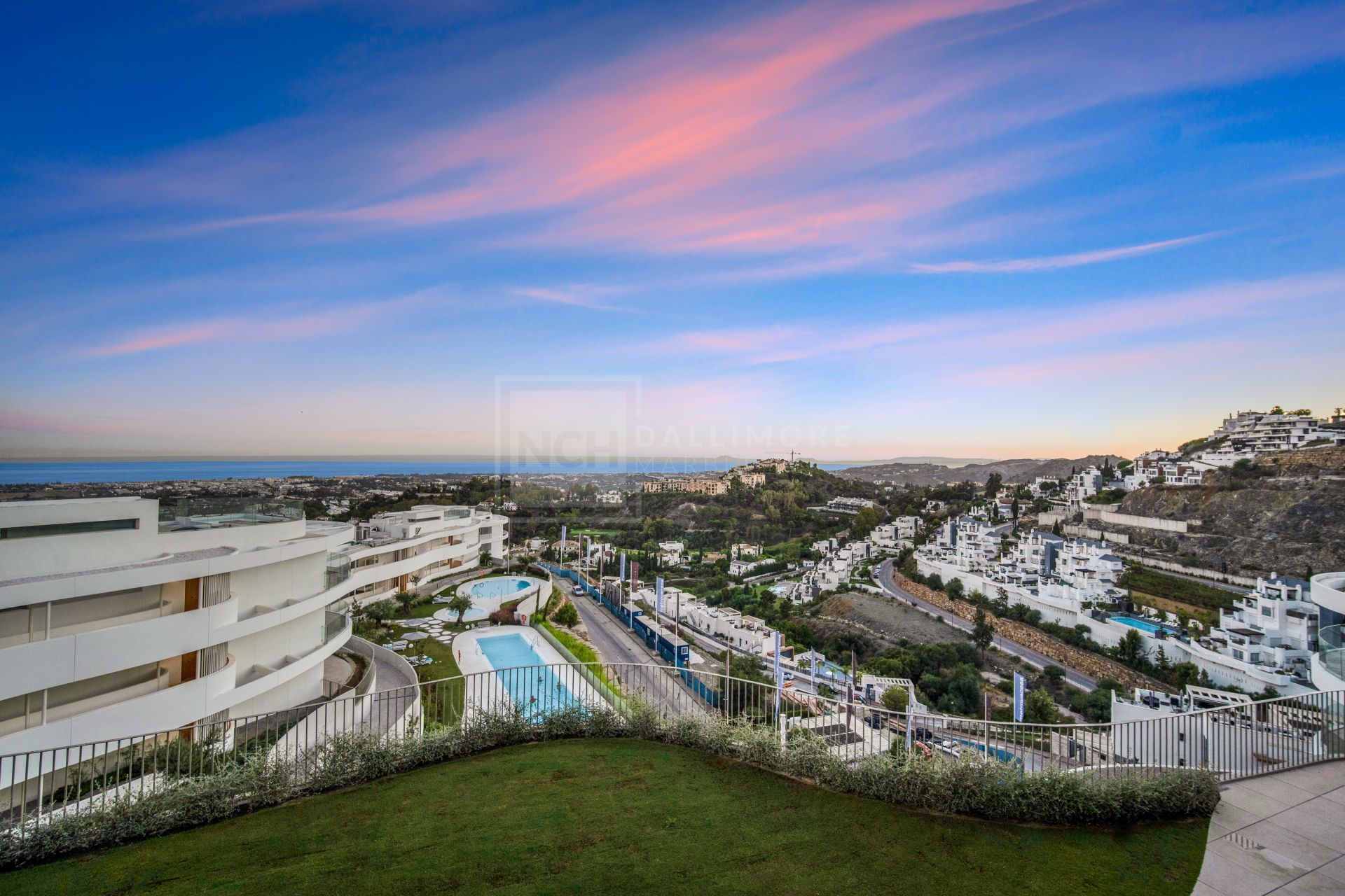 3 BEDROOM LUXURY APARTMENT NEAR MARBELLA WITH STUNNING SEA VIEWS