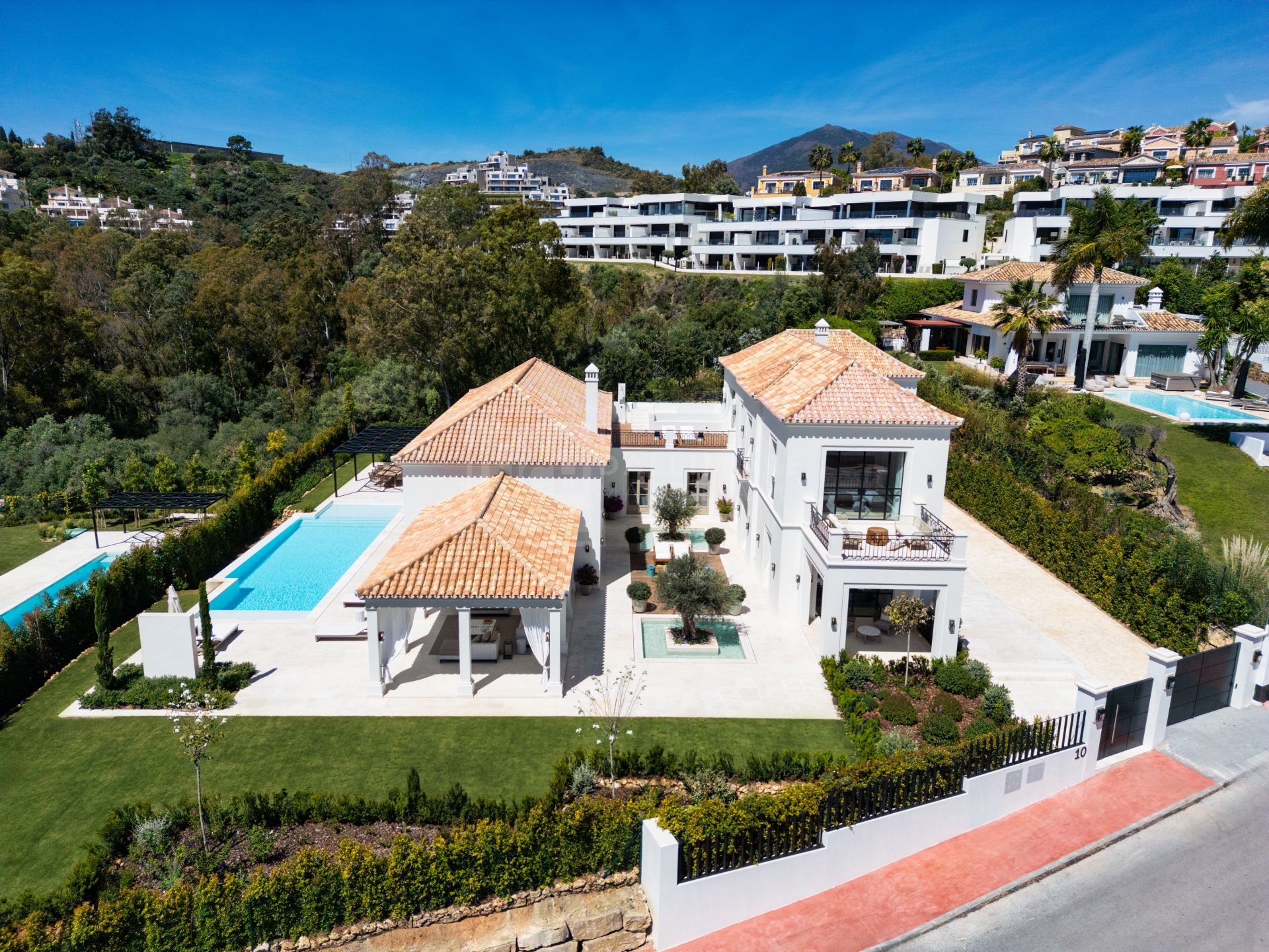 Villa en venta en Nueva Andalucia, Marbella