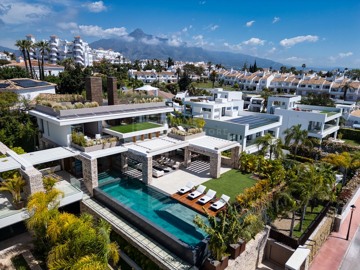 ESPLENDOROSA OBRA MAESTRA ARQUITECTÓNICA VILLA P DE 5 DORMITORIOS EN NUEVA ANDALUCÍA