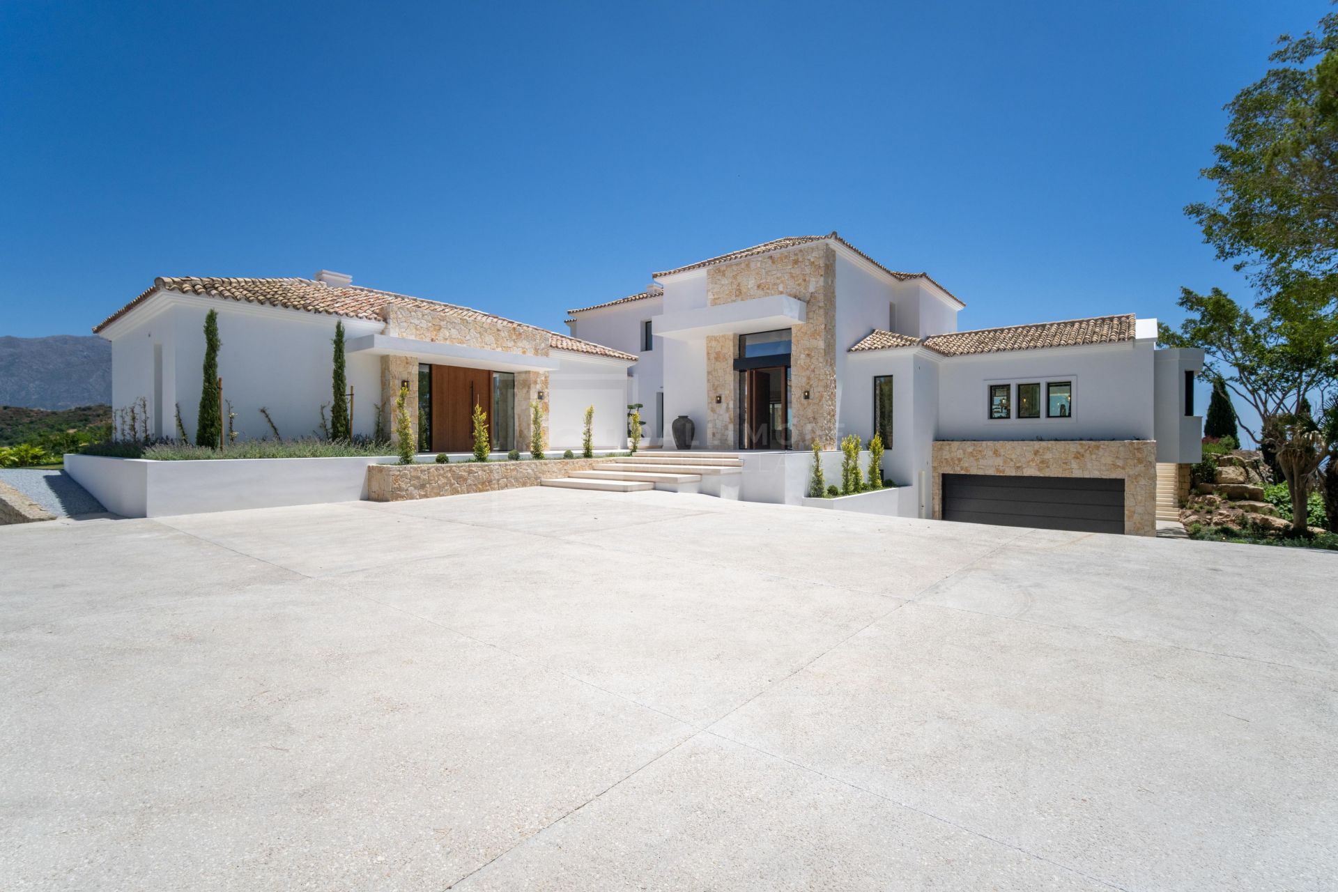 STUNNING NEW-BUILD VILLA AMARA 8 BEDROOM IN EL HERROJO