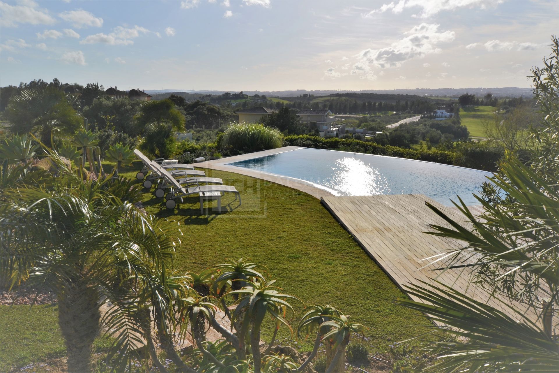 EXCEPTIONAL 1.100 M2 VILLA NEAR THE FAMOUS SPEED CIRCUIT OF JEREZ