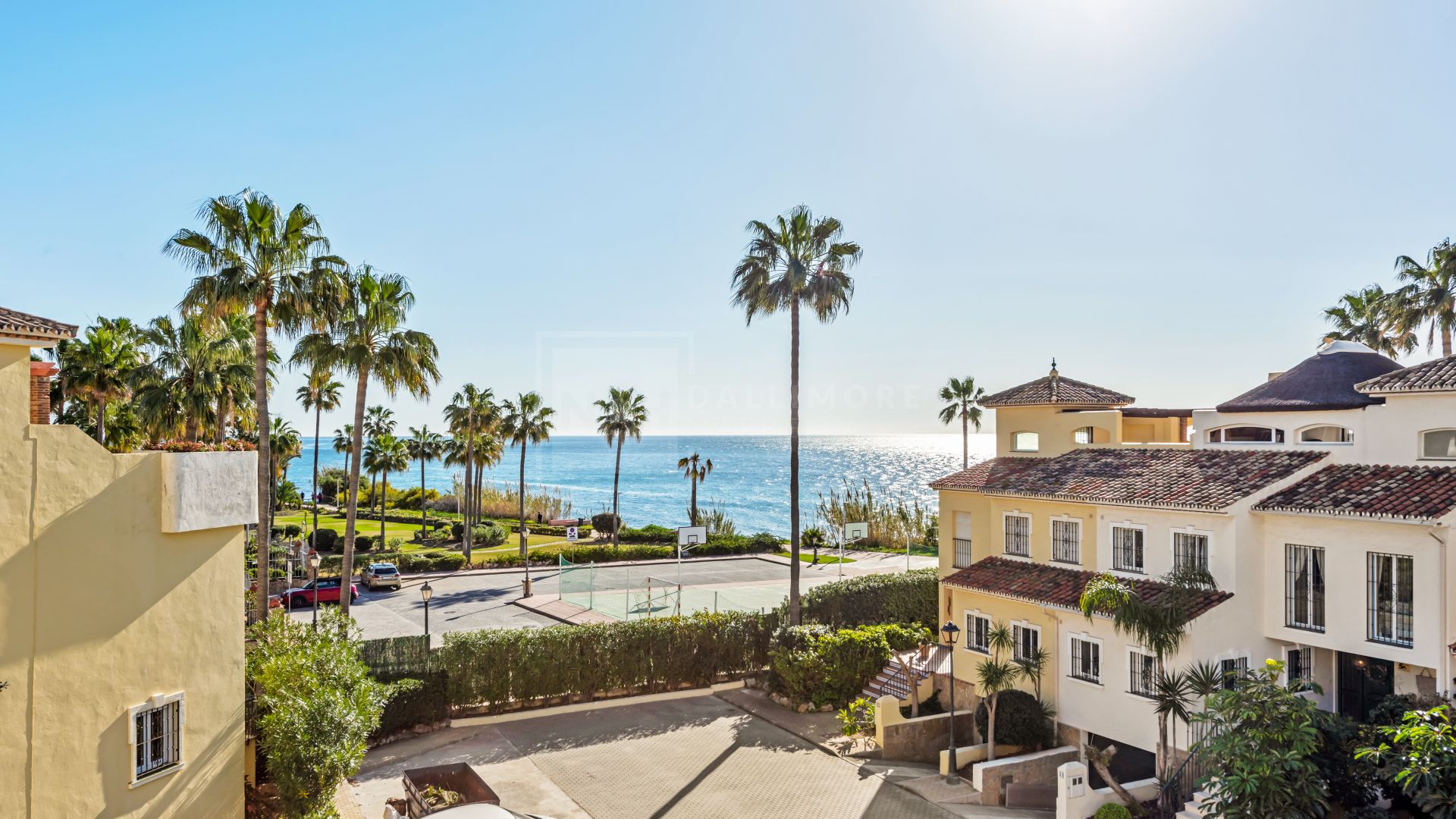 IMPRESIONANTE ADOSADA DE 3 HABS SE VENDE EN PRIMERA LÍNEA DE PLAYA EN LA NUEVA MILLA DE ORO ESTEPONA