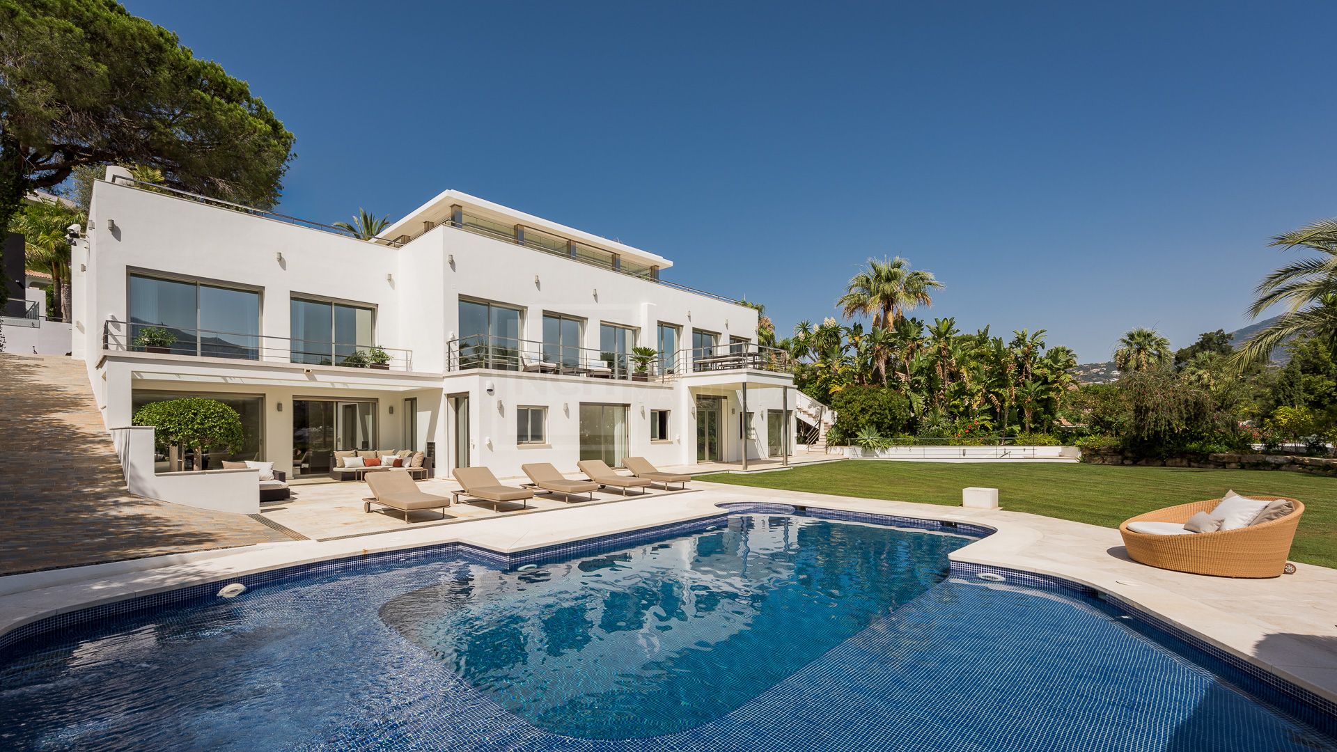 LUXURY VILLA LOCATED IN NUEVA ANDALUCIA MARBELLA