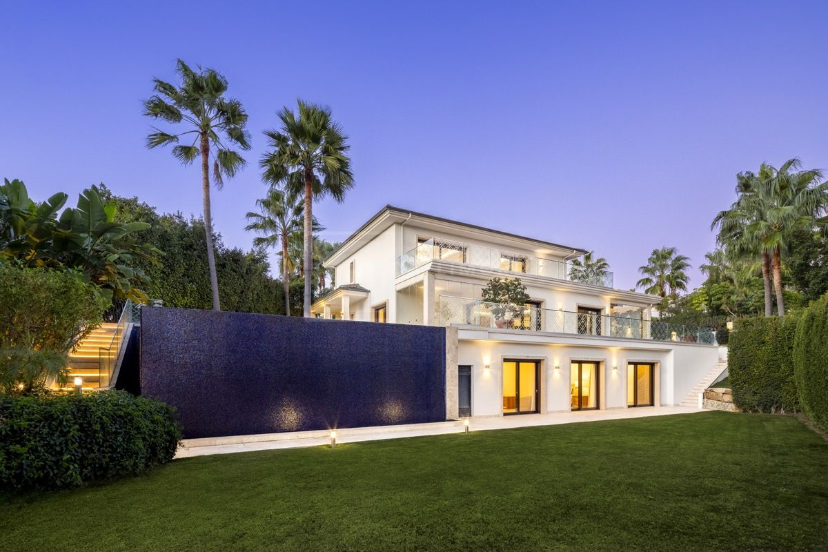 FRONT LINE GOLF VILLA LOCATED IN MARBELLA