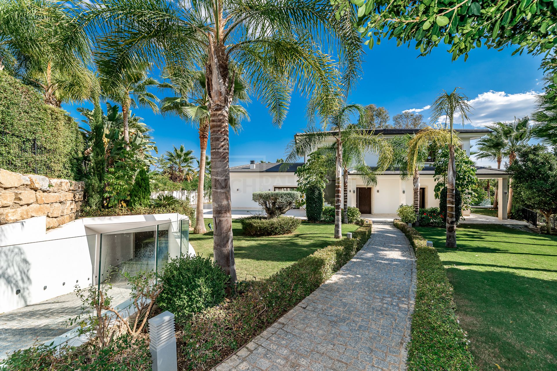 FRONT LINE GOLF VILLA LOCATED IN MARBELLA