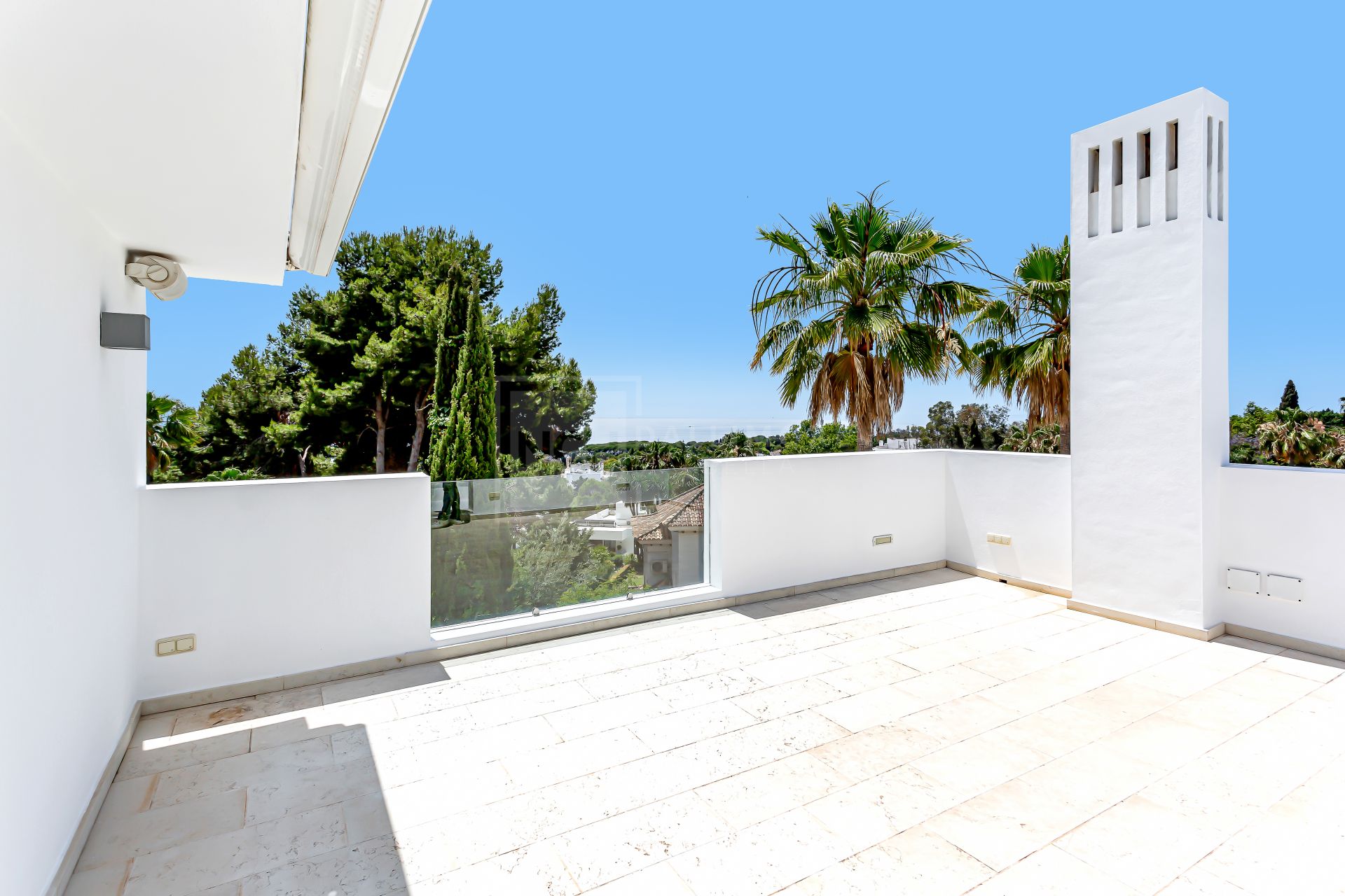 Villa de lujo con vistas al mar en La Carolina, Milla de Oro de Marbella