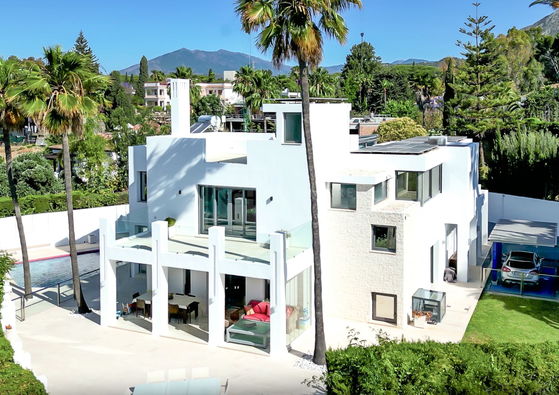 Villa de lujo con vistas al mar en La Carolina, Milla de Oro de Marbella