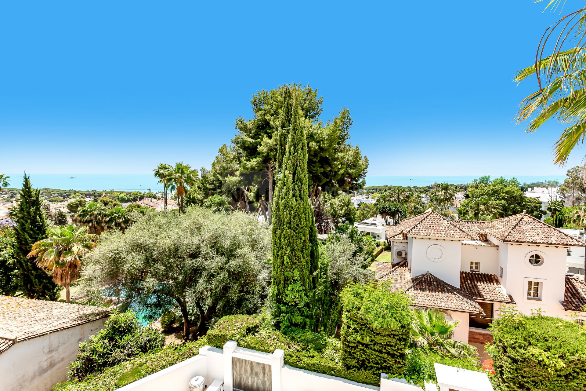 Villa de lujo con vistas al mar en La Carolina, Milla de Oro de Marbella