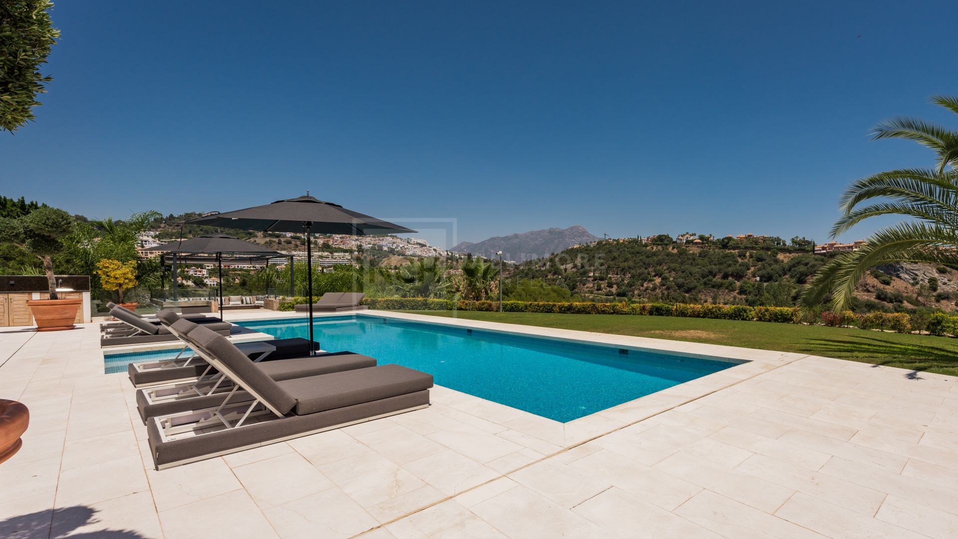 Villa en venta en Puerto del Almendro, Benahavis