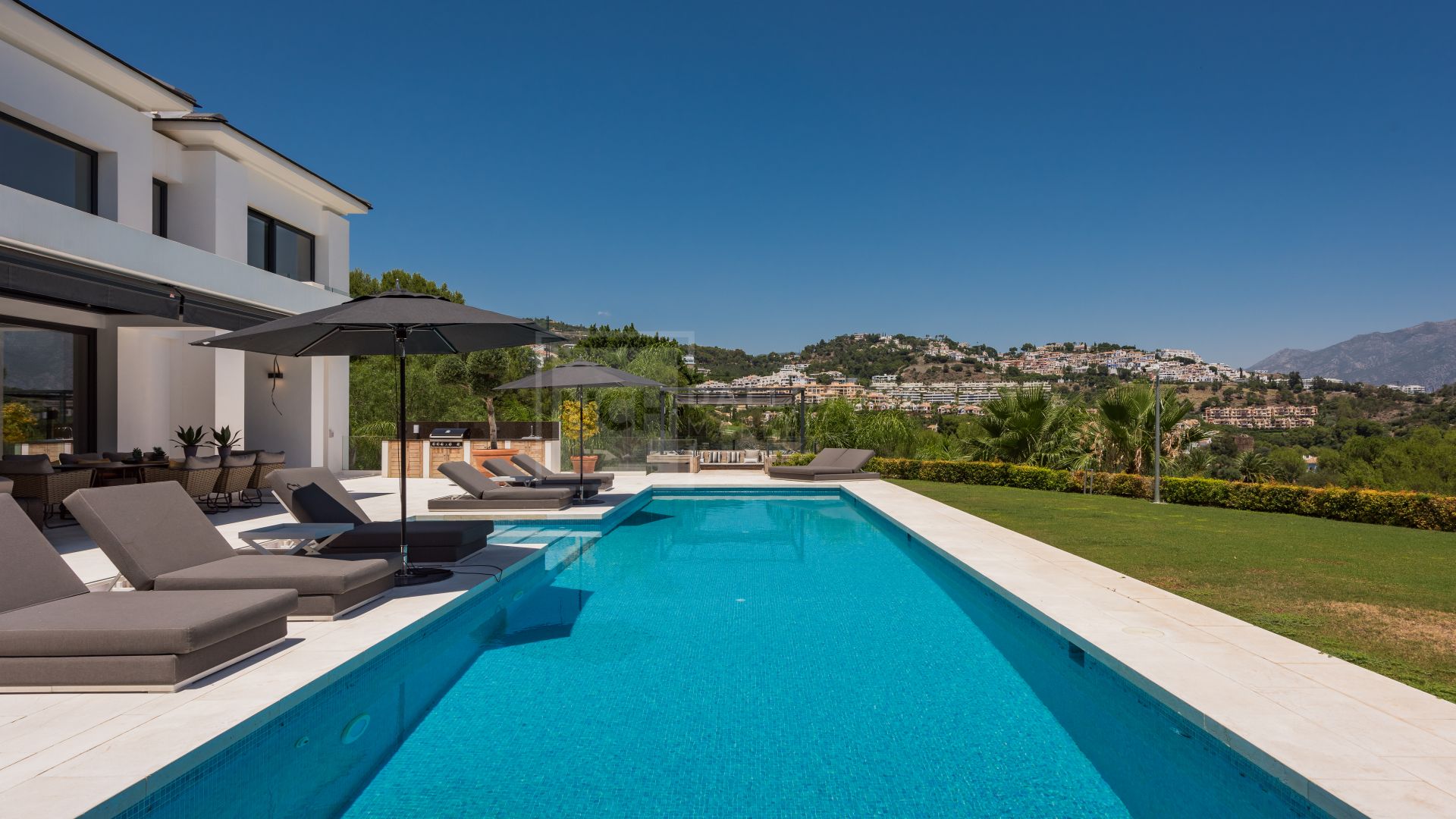 Villa en venta en Puerto del Almendro, Benahavis