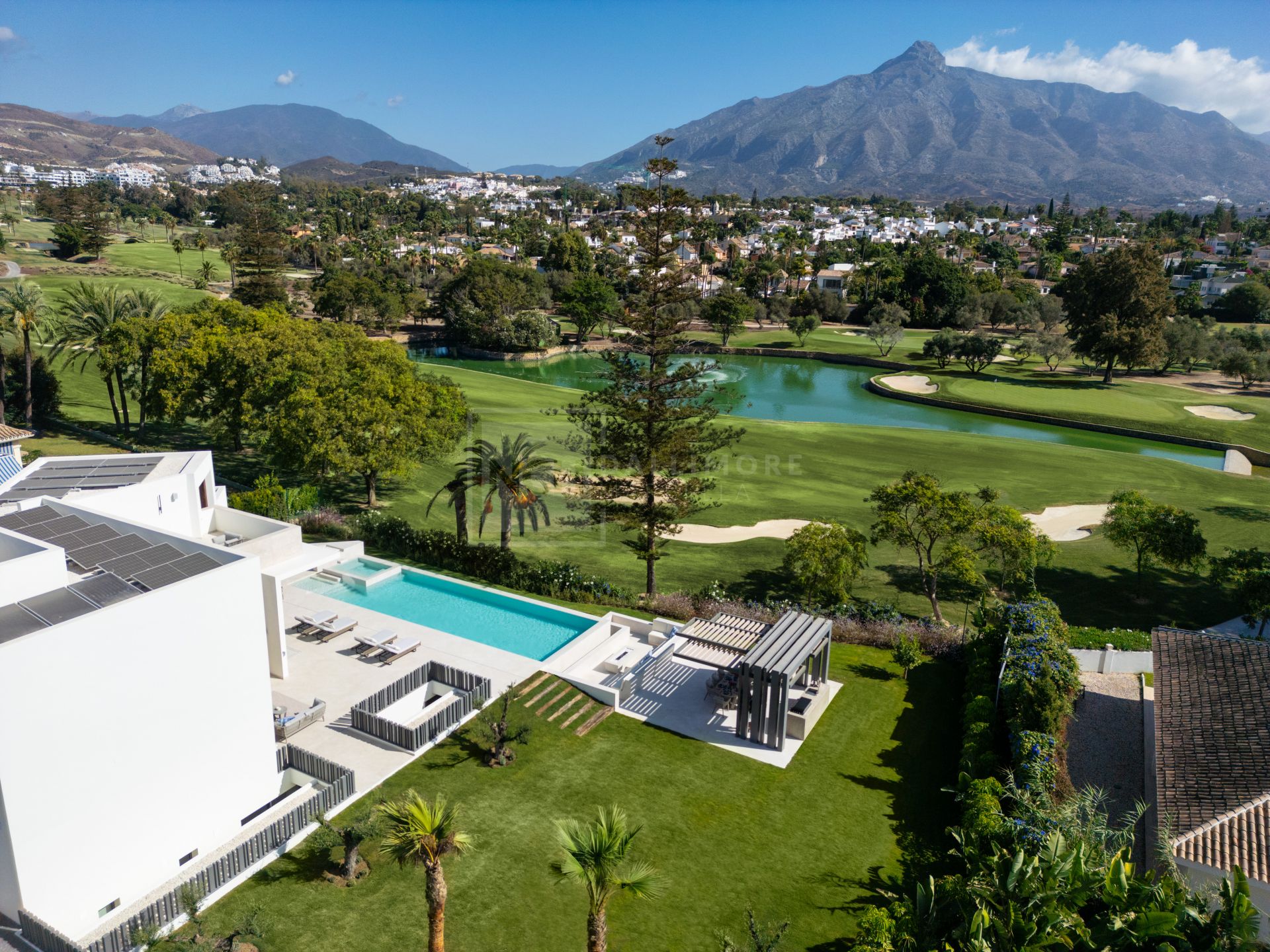 IMPRESIONANTE VILLA EN PRIMERA LINEA DE GOLF EN MARBELLA