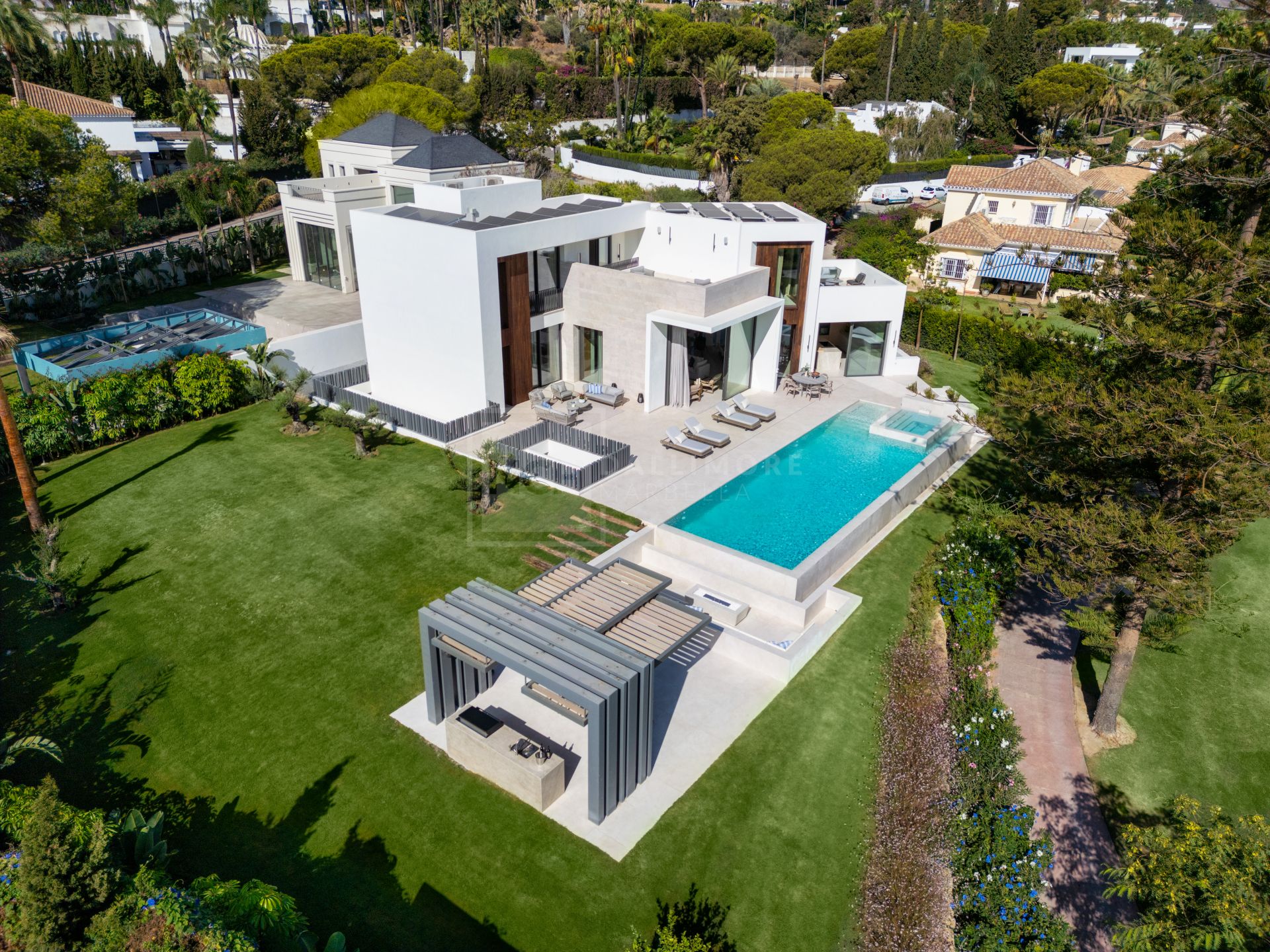 SPECTACULAR FRONT LINE GOLF MANSION IN MARBELLA