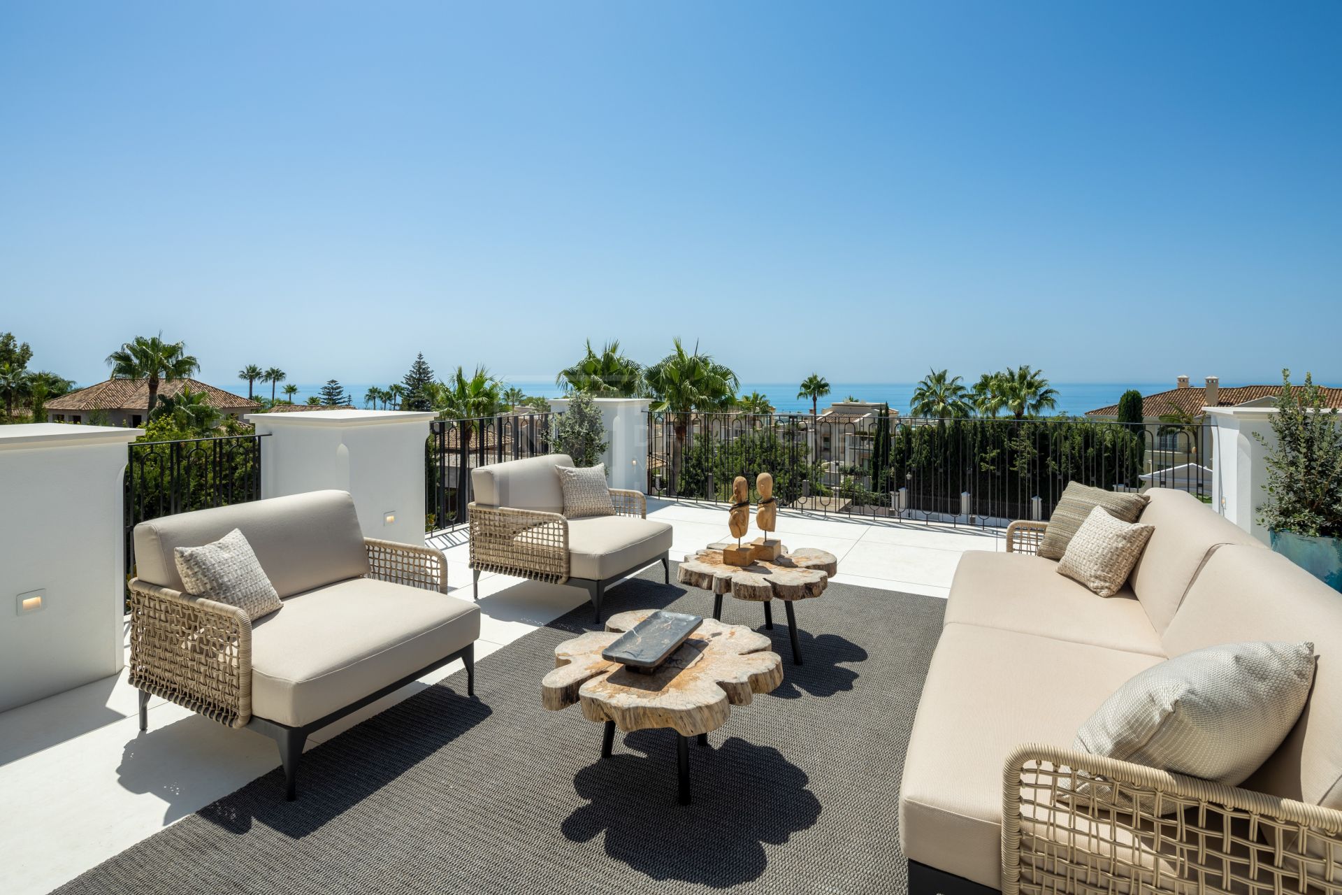 UNRIVALED LUXURY AND ELEGANCE: EXQUISITE VILLA WITH PANORAMIC SEA VIEWS IN SIERRA BLANCA