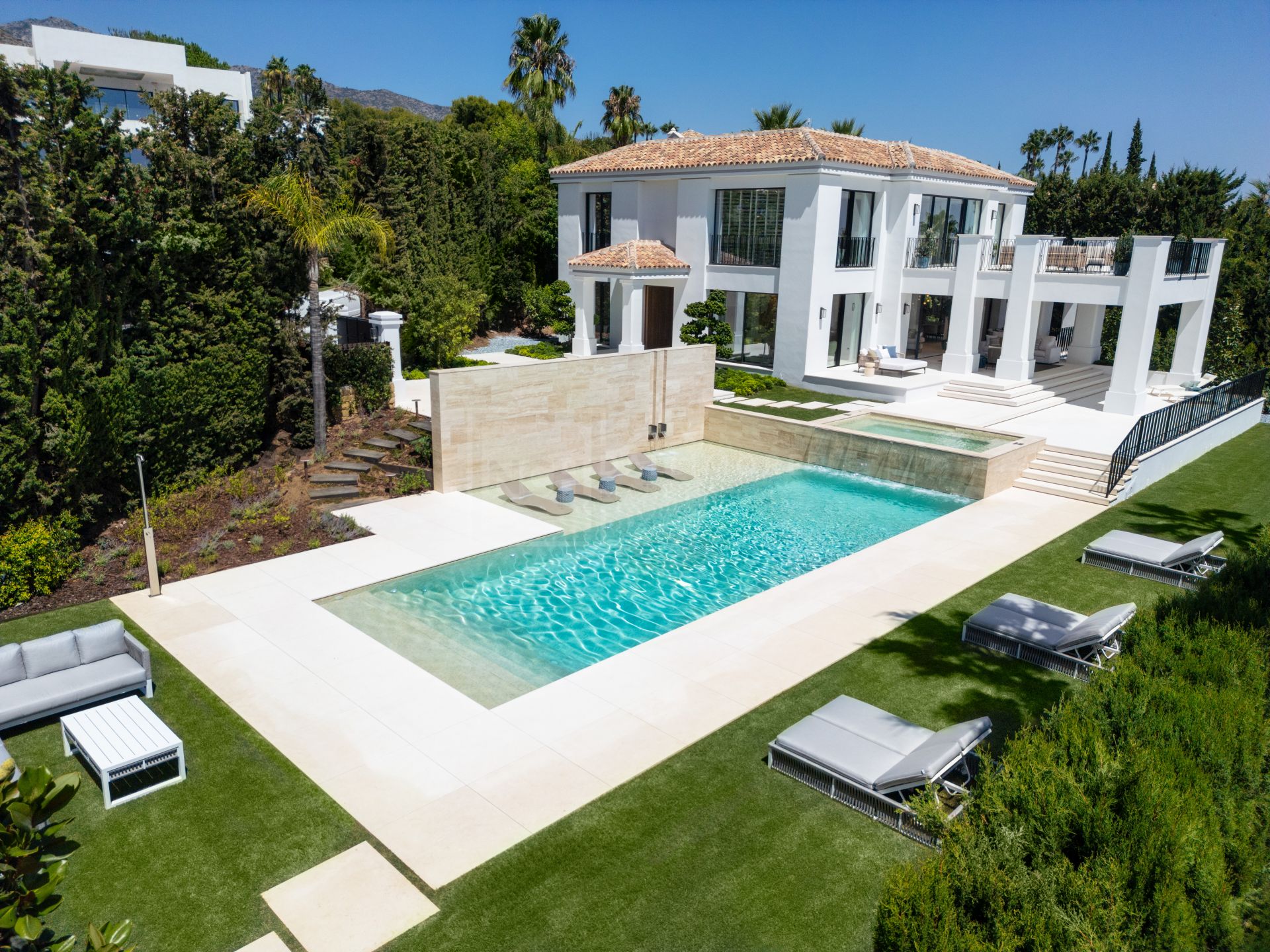 UNRIVALED LUXURY AND ELEGANCE: EXQUISITE VILLA WITH PANORAMIC SEA VIEWS IN SIERRA BLANCA