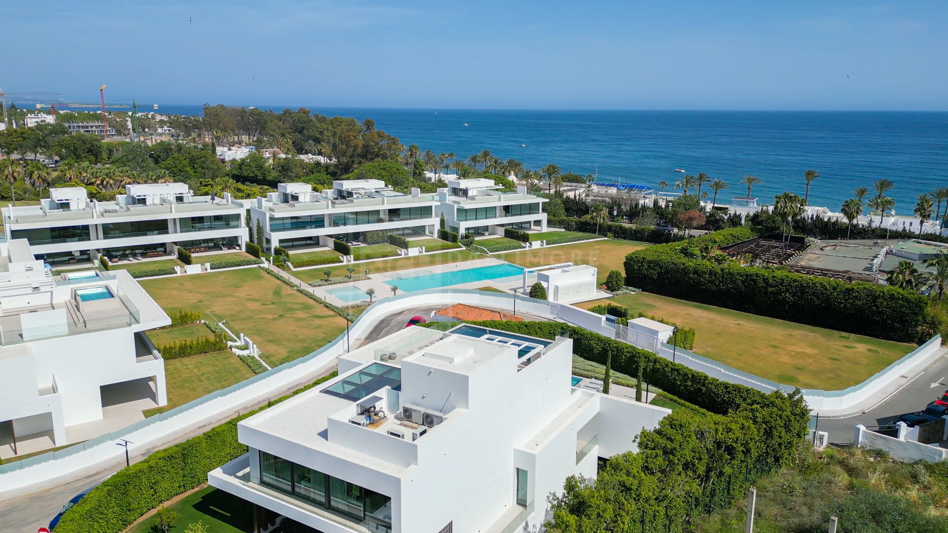 EXQUISITA VILLA CONTEMPORÁNEA - VILLA ZERO - EN LA PRESTIGIOSA MILLA DE ORO DE MARBELLA