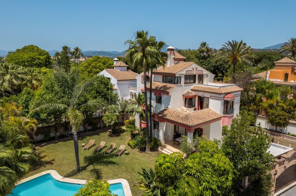 MEDITERRANEAN-STYLE CASA ANA, PARTIAL SEA VIEWS AND RENOVATION OPPORTUNITIES IN ALTOS DE PUENTE ROMANO, MARBELLA GOLDEN MILE