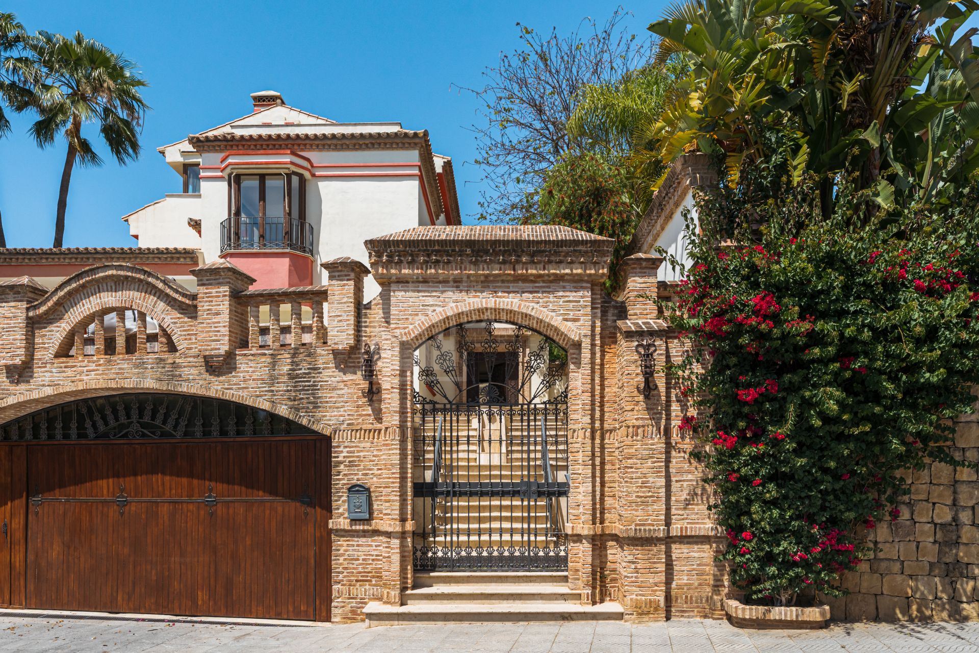 MEDITERRANEAN-STYLE CASA ANA, PARTIAL SEA VIEWS AND RENOVATION OPPORTUNITIES IN ALTOS DE PUENTE ROMANO, MARBELLA GOLDEN MILE