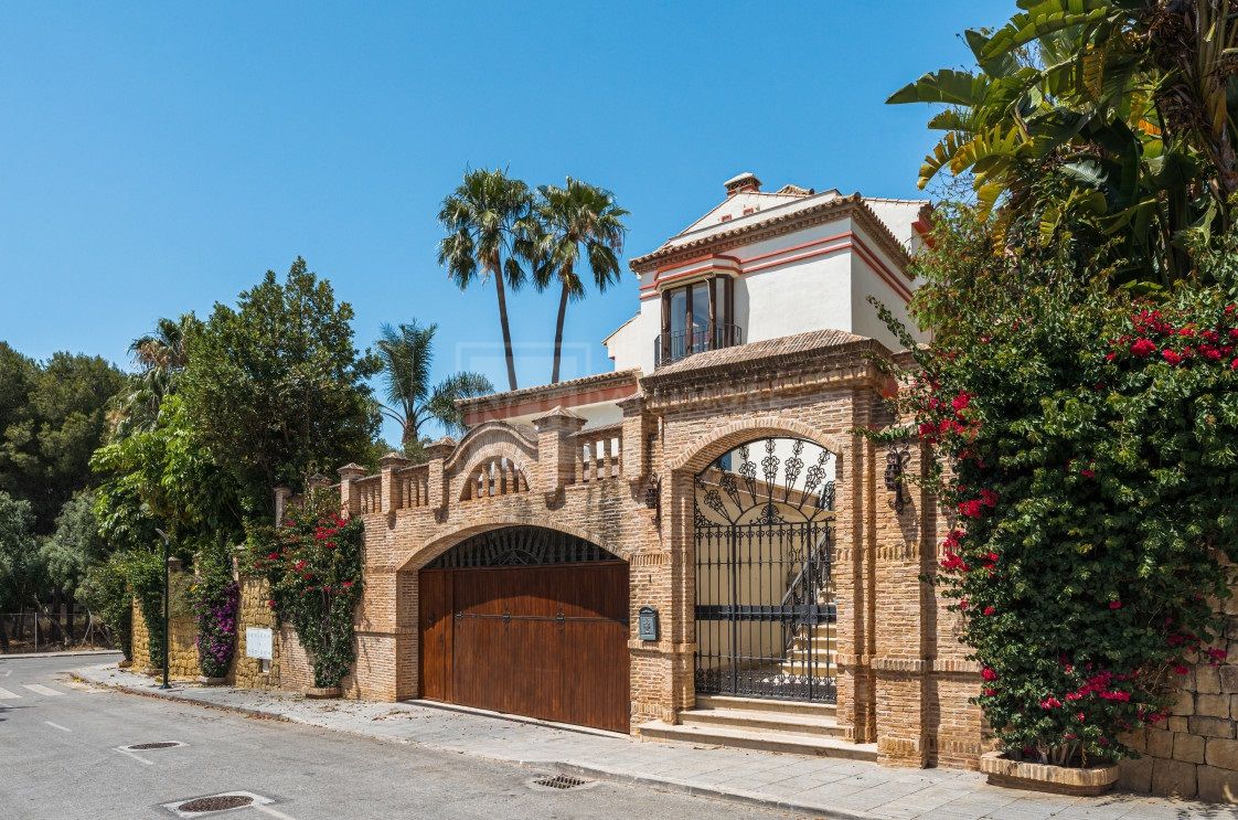 MEDITERRANEAN-STYLE CASA ANA, PARTIAL SEA VIEWS AND RENOVATION OPPORTUNITIES IN ALTOS DE PUENTE ROMANO, MARBELLA GOLDEN MILE