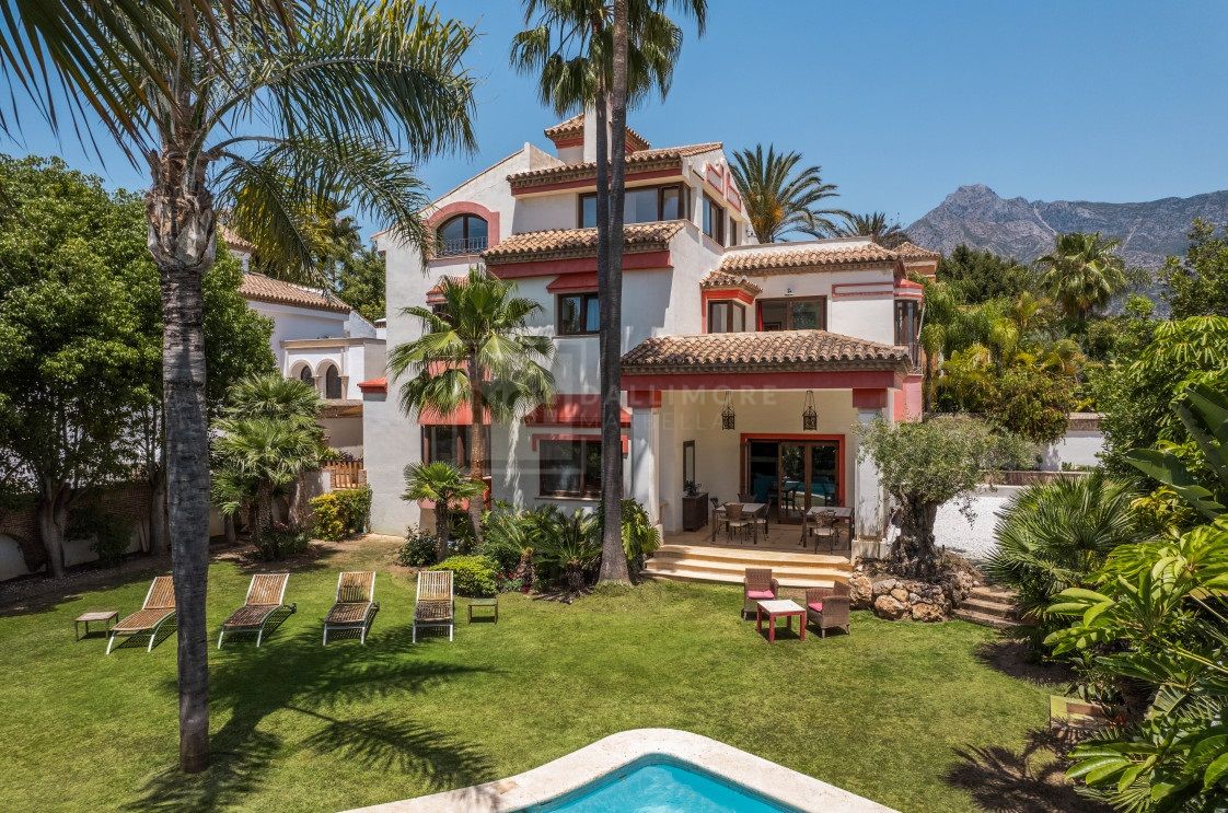 MEDITERRANEAN-STYLE CASA ANA, PARTIAL SEA VIEWS AND RENOVATION OPPORTUNITIES IN ALTOS DE PUENTE ROMANO, MARBELLA GOLDEN MILE