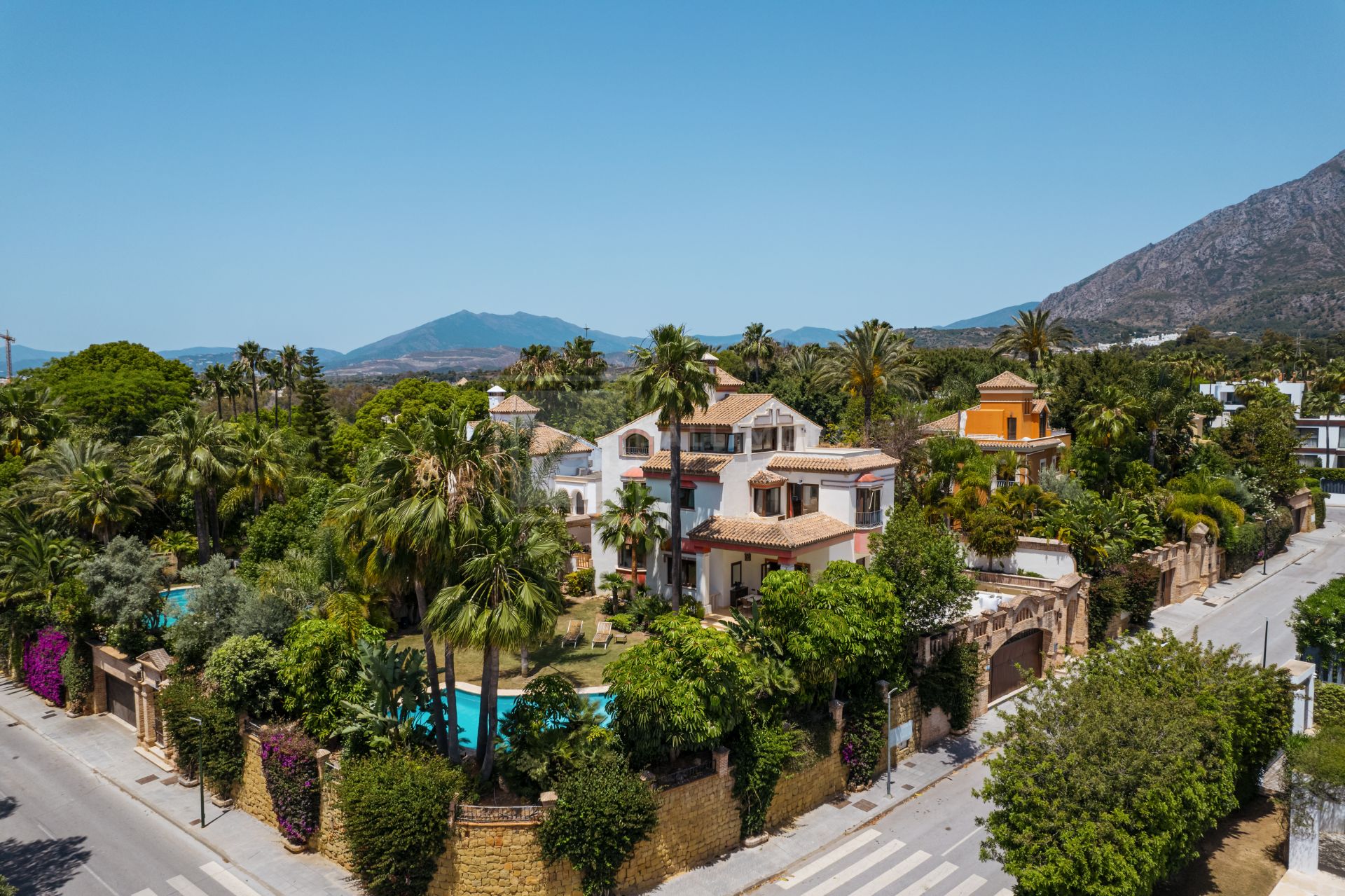 MEDITERRANEAN-STYLE CASA ANA, PARTIAL SEA VIEWS AND RENOVATION OPPORTUNITIES IN ALTOS DE PUENTE ROMANO, MARBELLA GOLDEN MILE