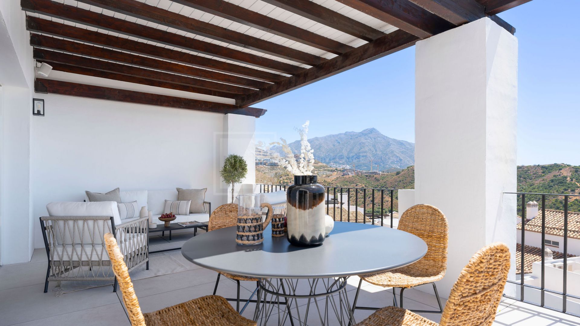 ELEGANT PENTHOUSE WITH STUNNING VIEWS IN LA QUINTA