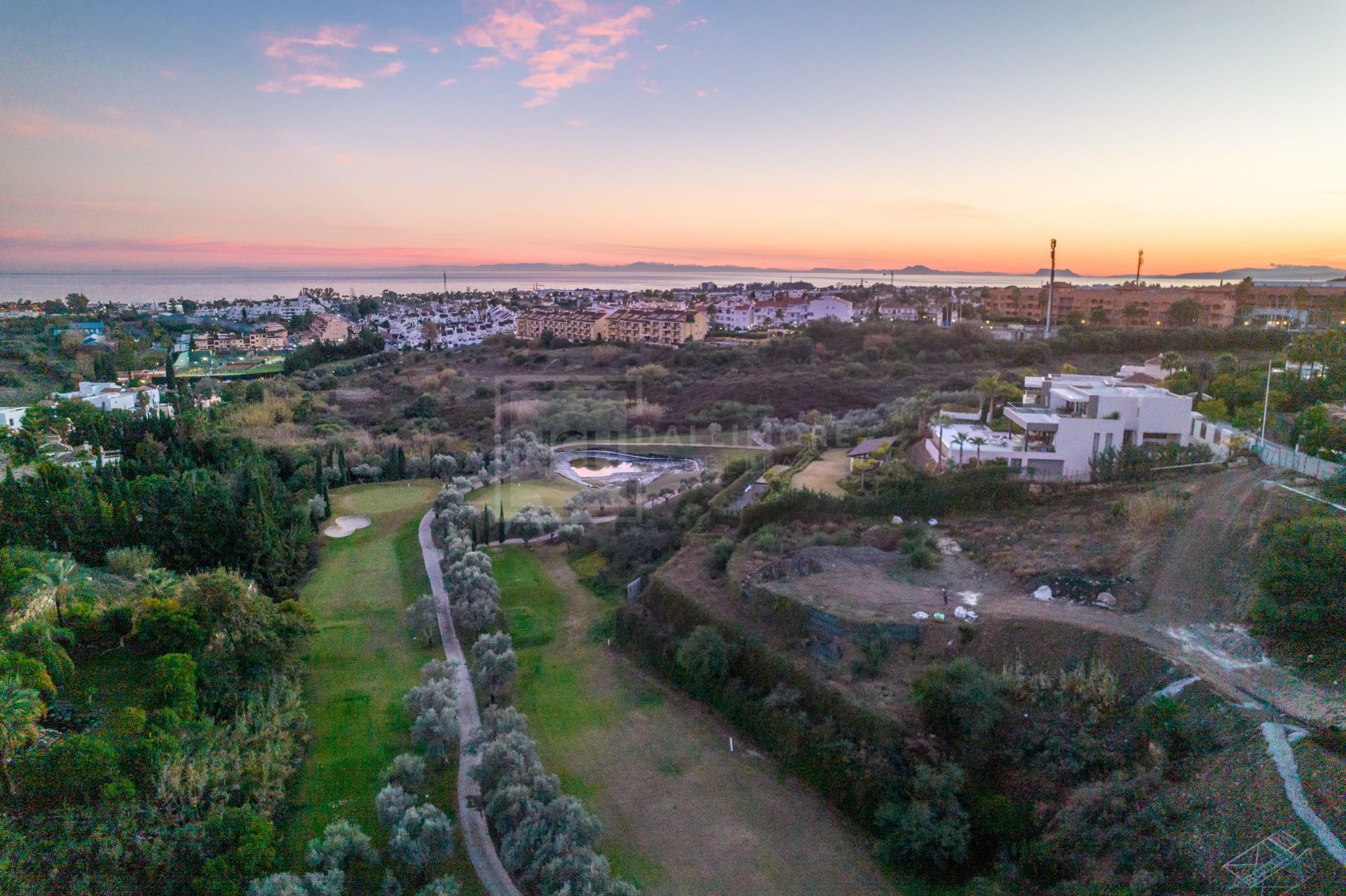 EXCEPTIONAL FRONTLINE GOLF PLOT: 2,723 m² IN STUNNING LOS FLAMINGOS URBANIZATION