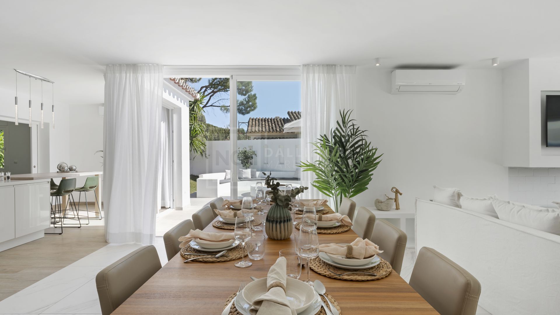 VILLA BELLEVUE - EXQUISITE 5 BEDROOM RESIDENCE IN EL ROSARIO MARBELLA EAST