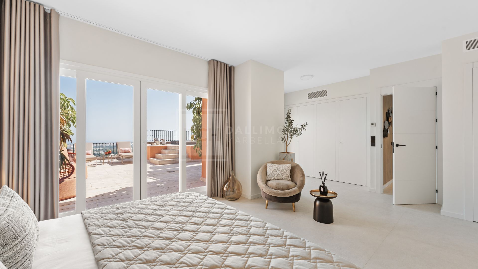 DISCOVER THE LUXURIOUS PENTHOUSE MIRA THAT COMBINES ANDALUSIAN CHARM AND CONTEMPORARY SOPHISTICATION IN NUEVA ANDALUCÍA