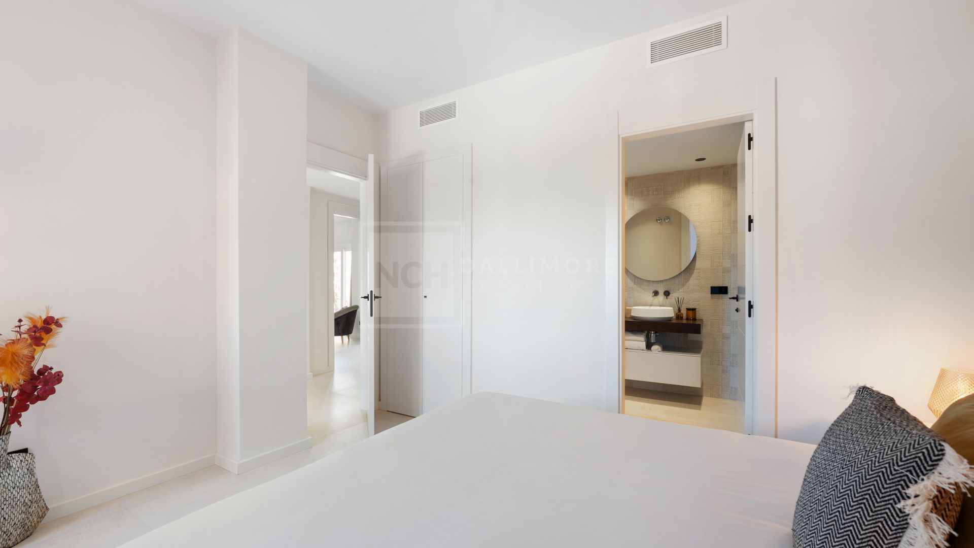 DISCOVER THE LUXURIOUS PENTHOUSE MIRA THAT COMBINES ANDALUSIAN CHARM AND CONTEMPORARY SOPHISTICATION IN NUEVA ANDALUCÍA