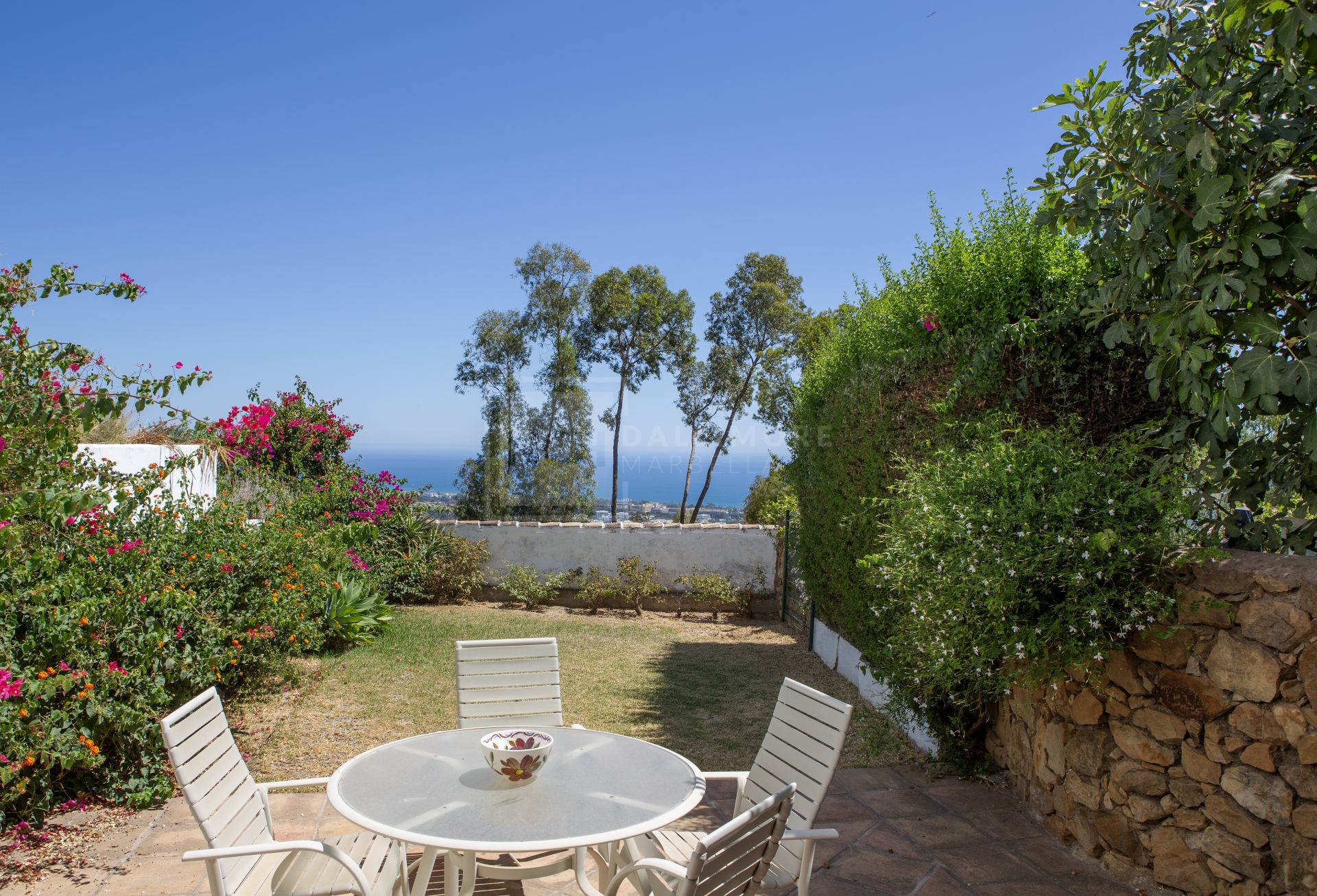 IMPRESIONANTE ADOSADO CON VISTAS PANORÁMICAS AL MAR EN ALTOS DE LOS MONTEROS, MARBELLA