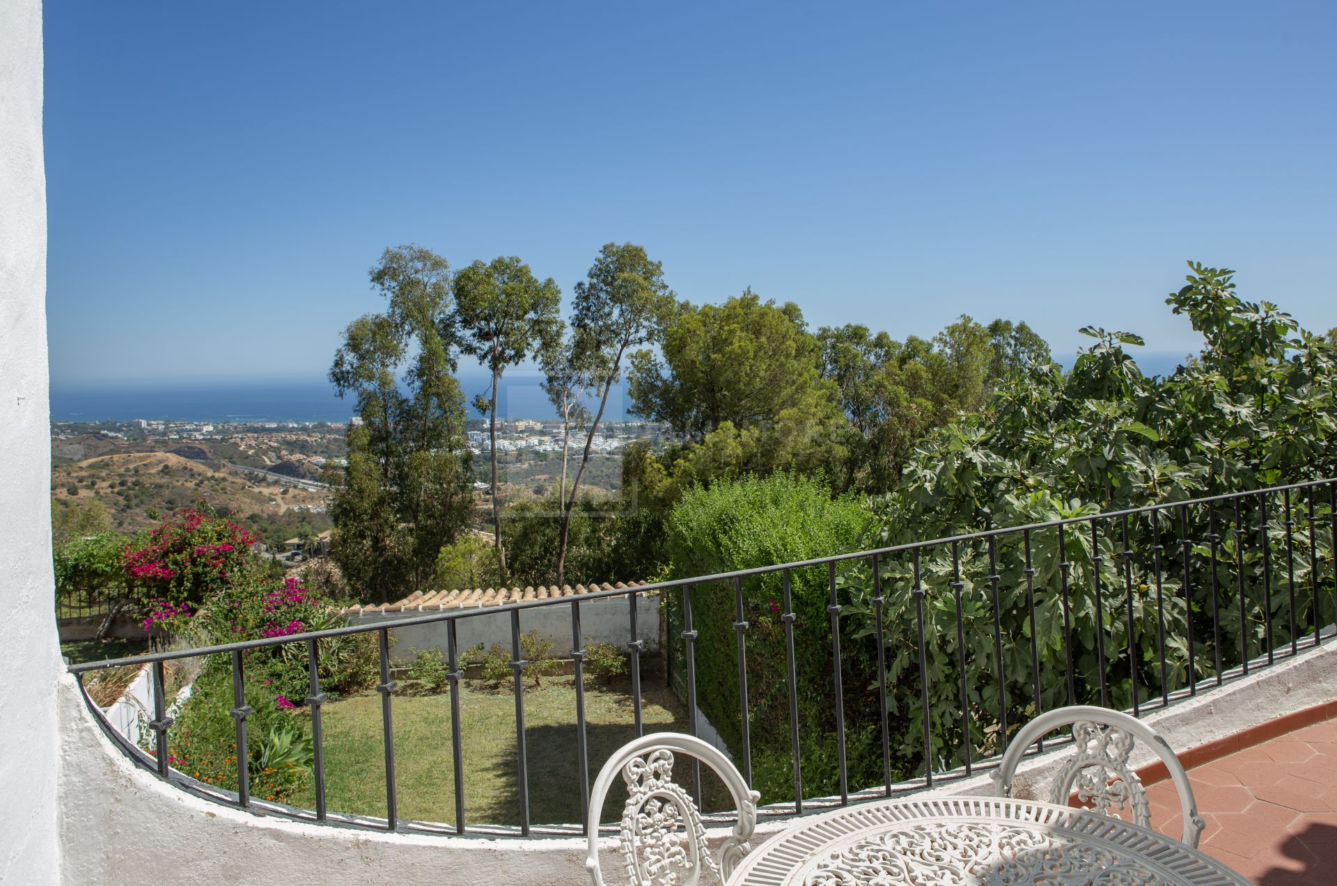 IMPRESIONANTE ADOSADO CON VISTAS PANORÁMICAS AL MAR EN ALTOS DE LOS MONTEROS, MARBELLA