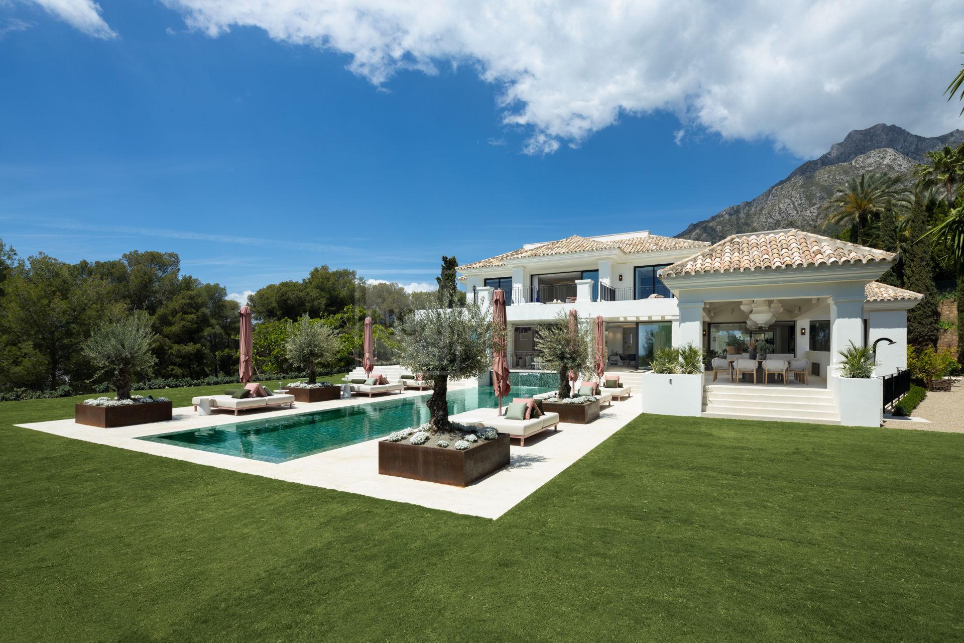 CONTEMPORARY LUXURY -VILLA VERDI- WITH PRIME POSITION IN SIERRA BLANCA