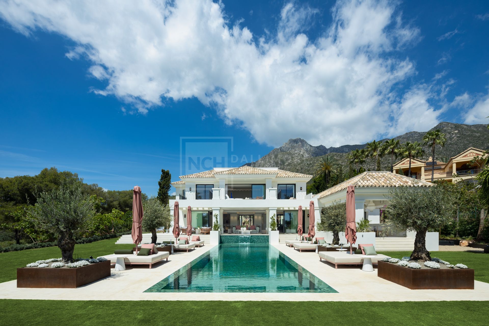 CONTEMPORARY LUXURY -VILLA VERDI- WITH PRIME POSITION IN SIERRA BLANCA