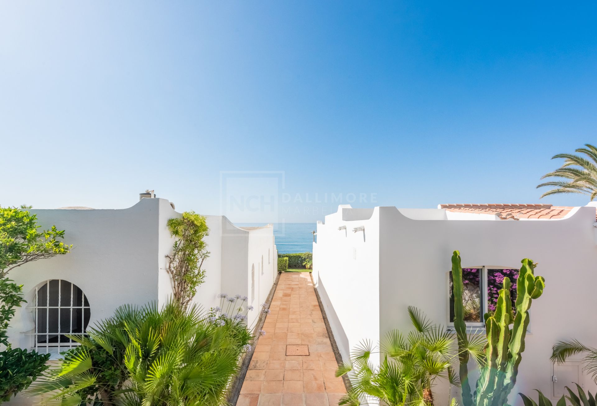 FRONT LINE BEACH BUNGALOW IN MARBELLA