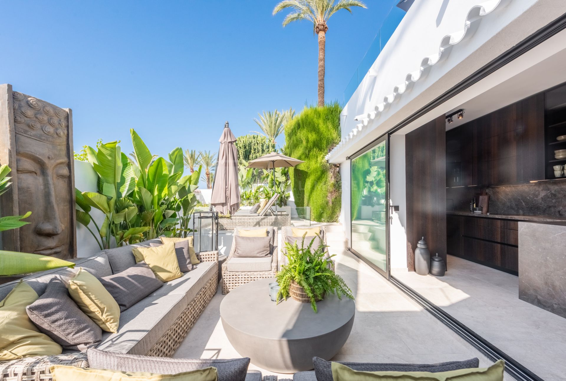 FRONT LINE BEACH BUNGALOW IN MARBELLA