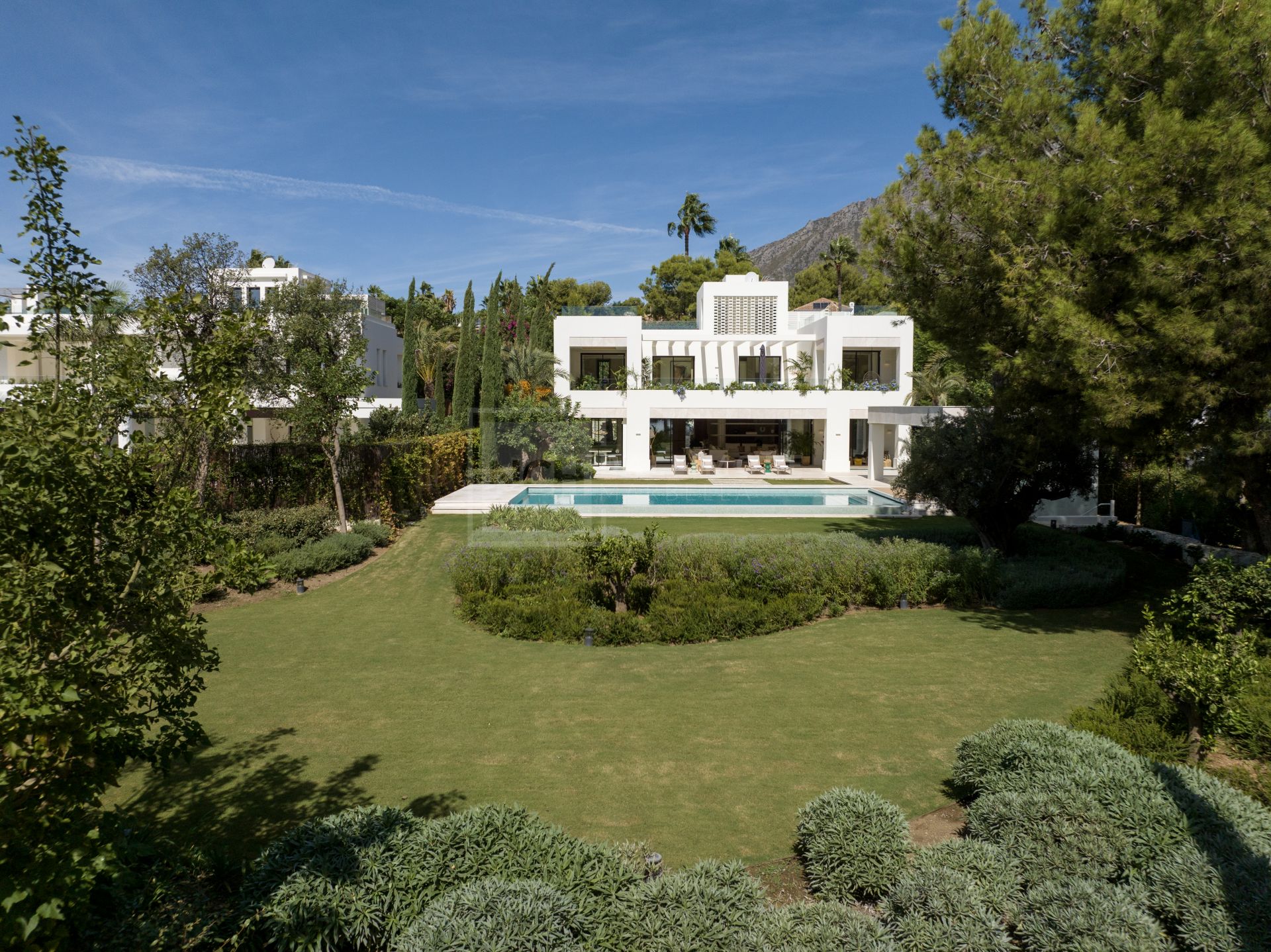 ELEGANT 5-BEDROOM VILLA WITH STUNNING VIEWS AND MODERN AMENITIES IN ALTOS REALES