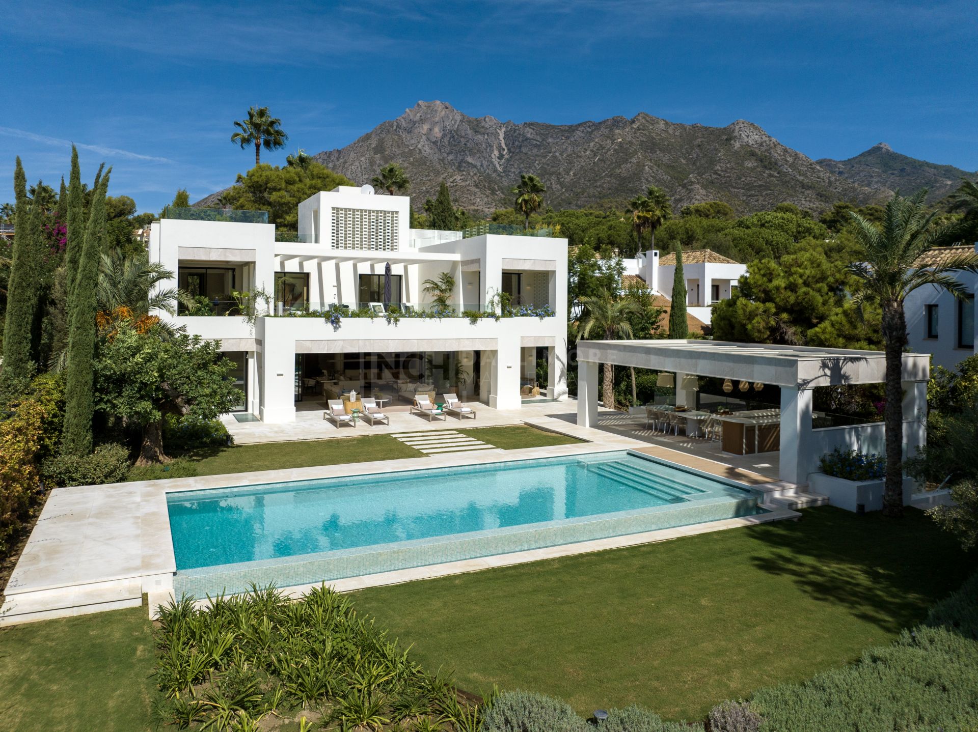 ELEGANT 5-BEDROOM VILLA WITH STUNNING VIEWS AND MODERN AMENITIES IN ALTOS REALES