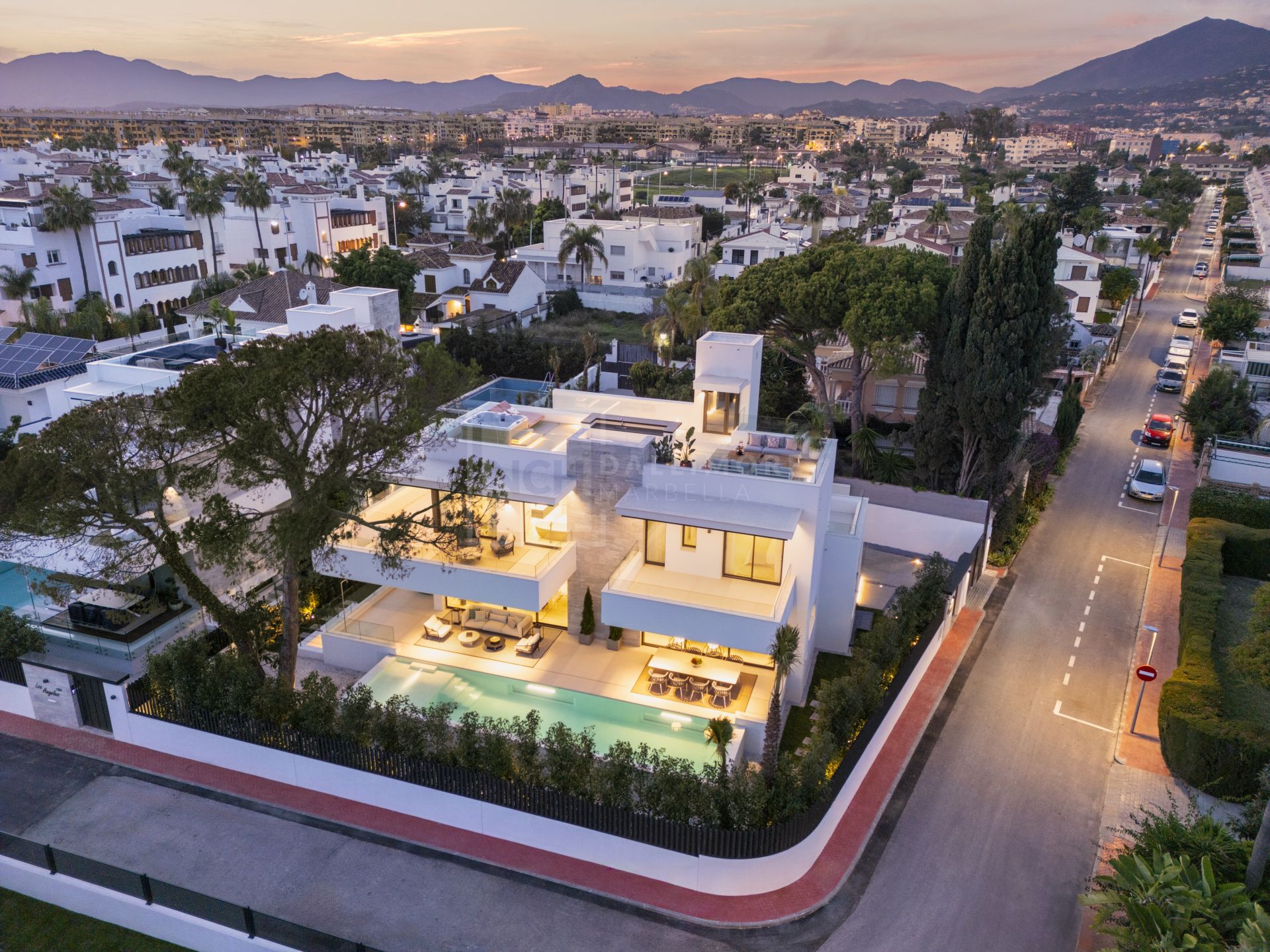 ADÉNTRATE EN LA ELEGANCIA: VILLA DE NUEVA CONSTRUCCIÓN CON 5 DORMITORIOS CERCA DE LA PLAYA EN CORTIJO BLANCO – UN VERDADERO ICONO DE LUJO MODERNO Y VIDA REFINADA