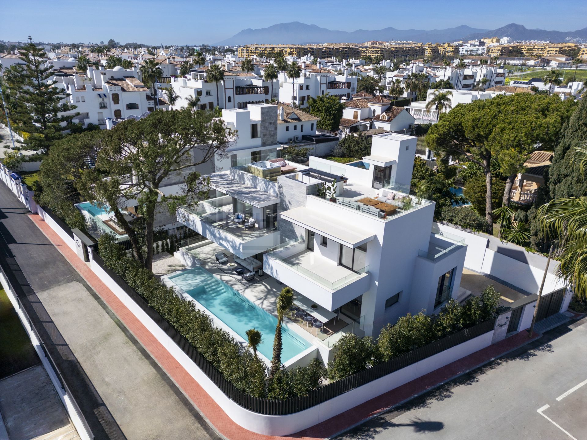 ADÉNTRATE EN LA ELEGANCIA: VILLA DE NUEVA CONSTRUCCIÓN CON 5 DORMITORIOS CERCA DE LA PLAYA EN CORTIJO BLANCO – UN VERDADERO ICONO DE LUJO MODERNO Y VIDA REFINADA