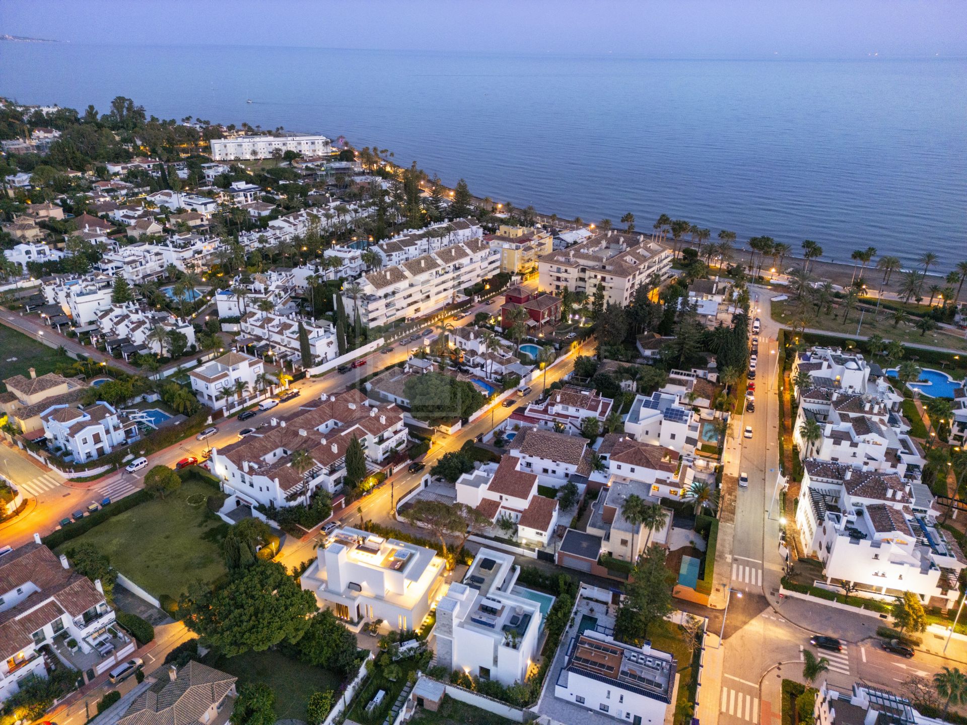 STEP INTO ELEGANCE: NEWLY-BUILT 5-BEDROOM VILLA NEAR THE BEACH IN CORTIJO BLANCO – A TRUE ICON OF MODERN LUXURY AND REFINED LIVING